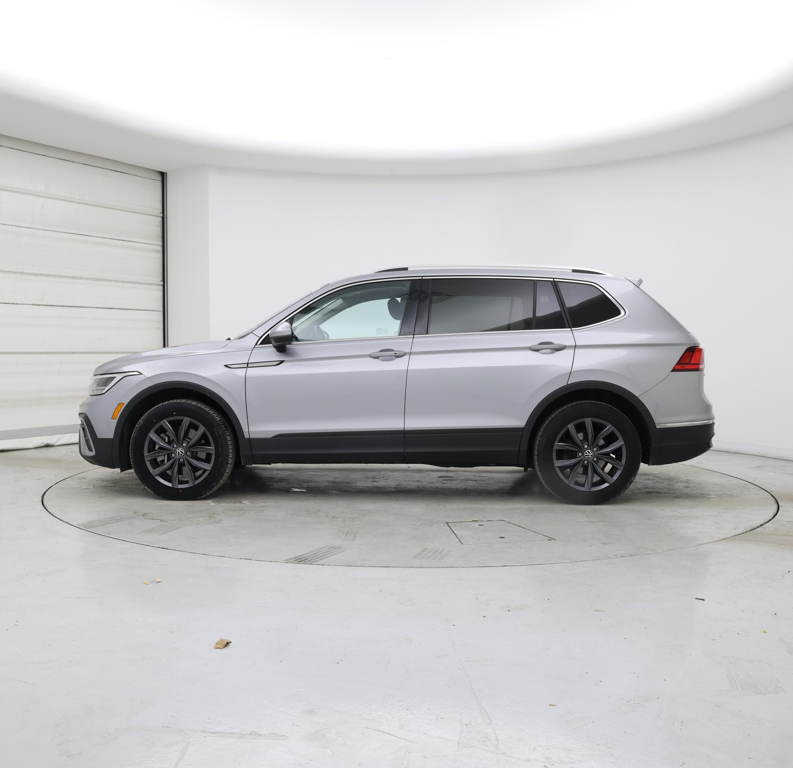 Thumbnail: 2023 Volkswagen Tiguan - 3