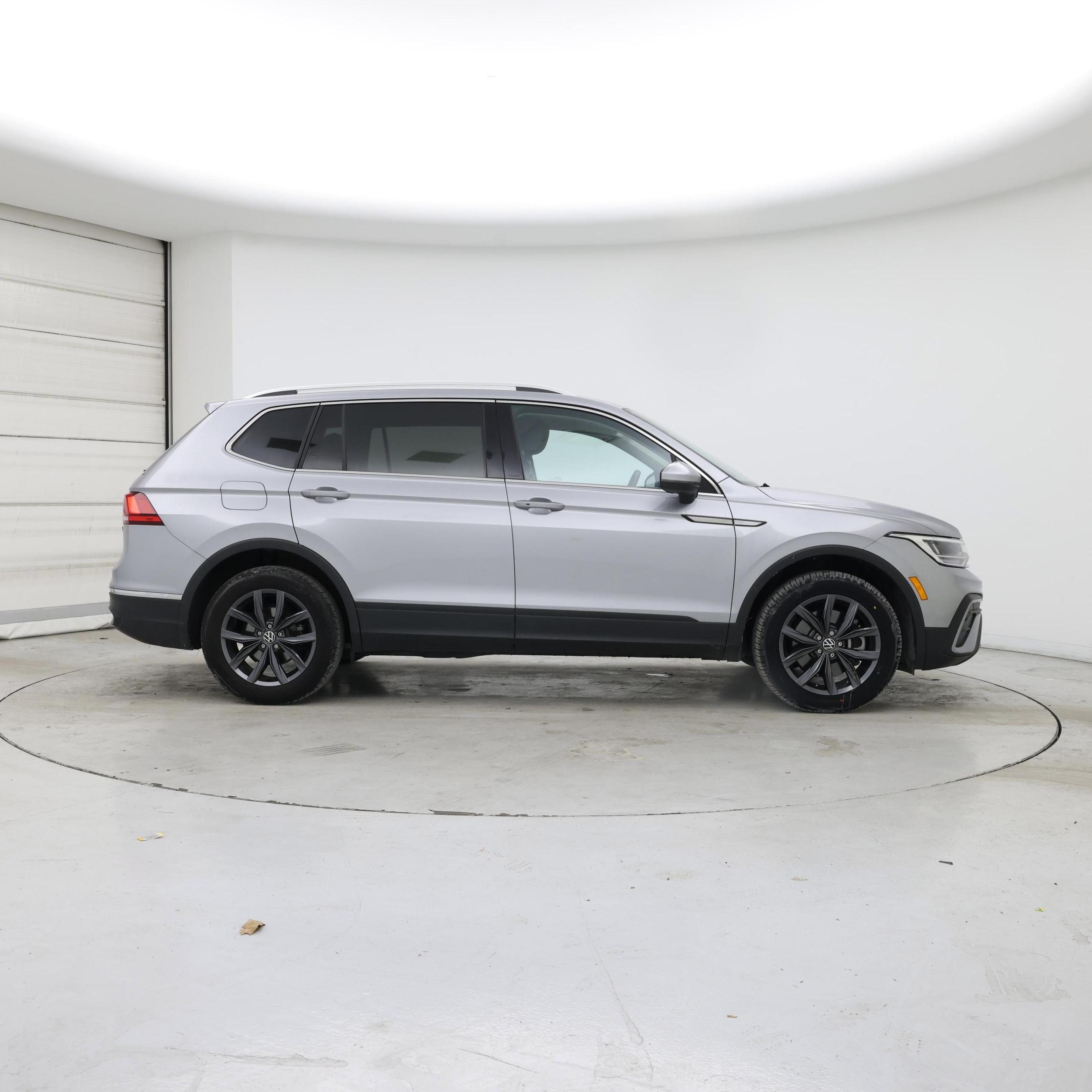 Thumbnail: 2023 Volkswagen Tiguan - 7