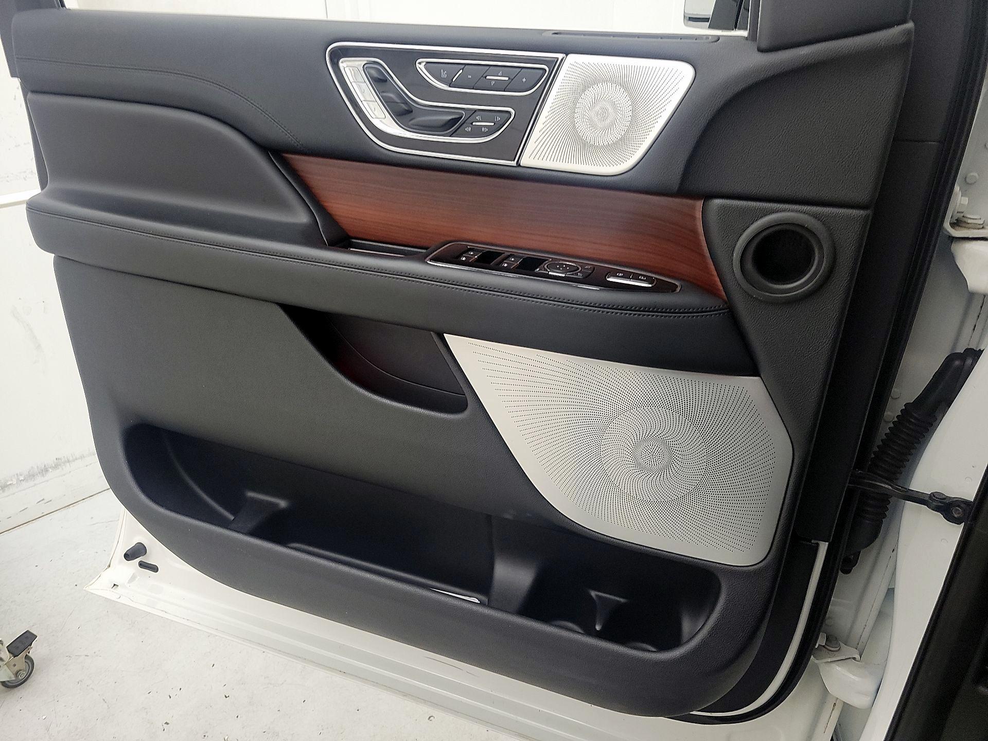 Thumbnail: 2020 Lincoln Navigator L - 12