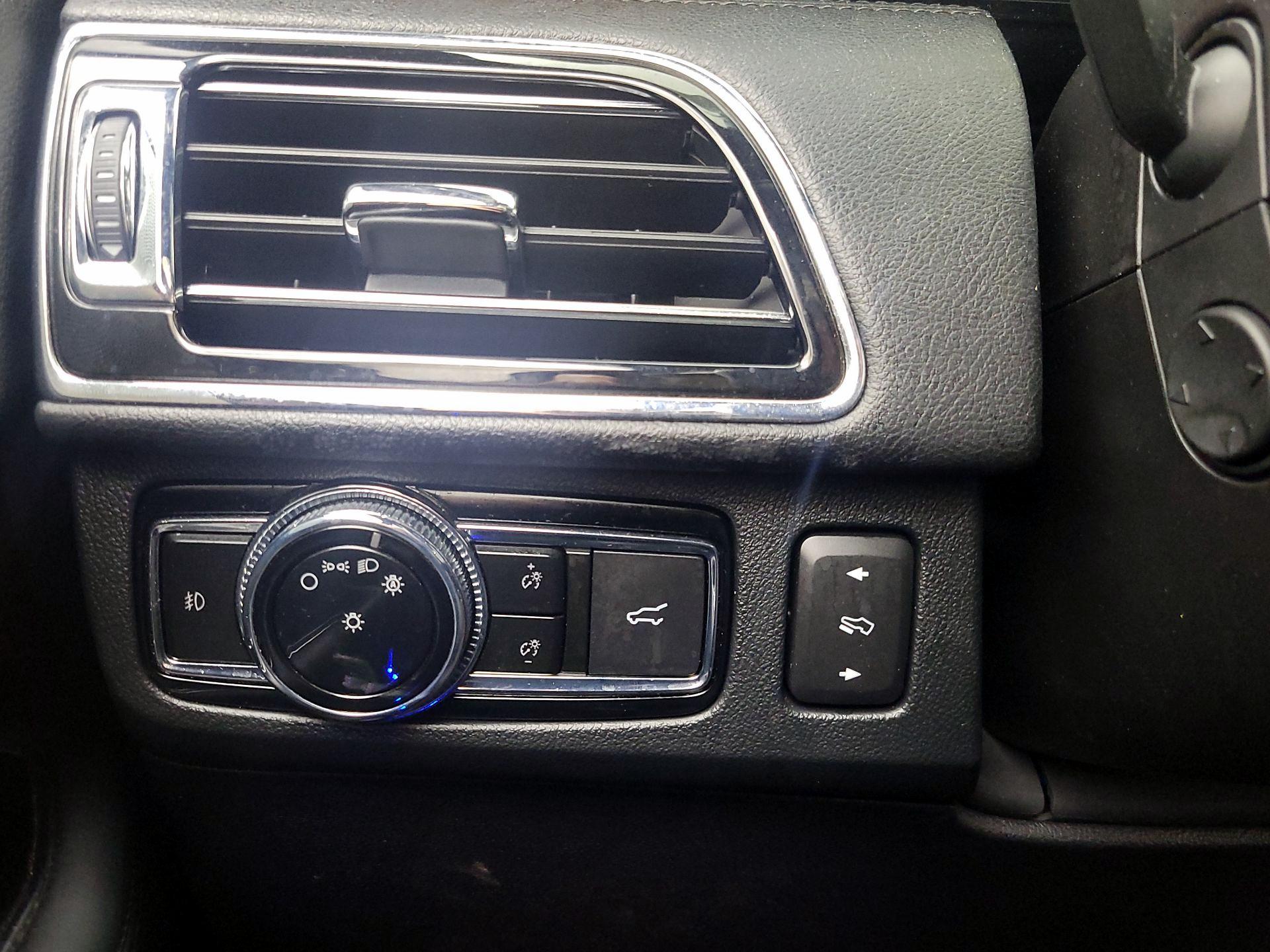 Thumbnail: 2020 Lincoln Navigator L - 13