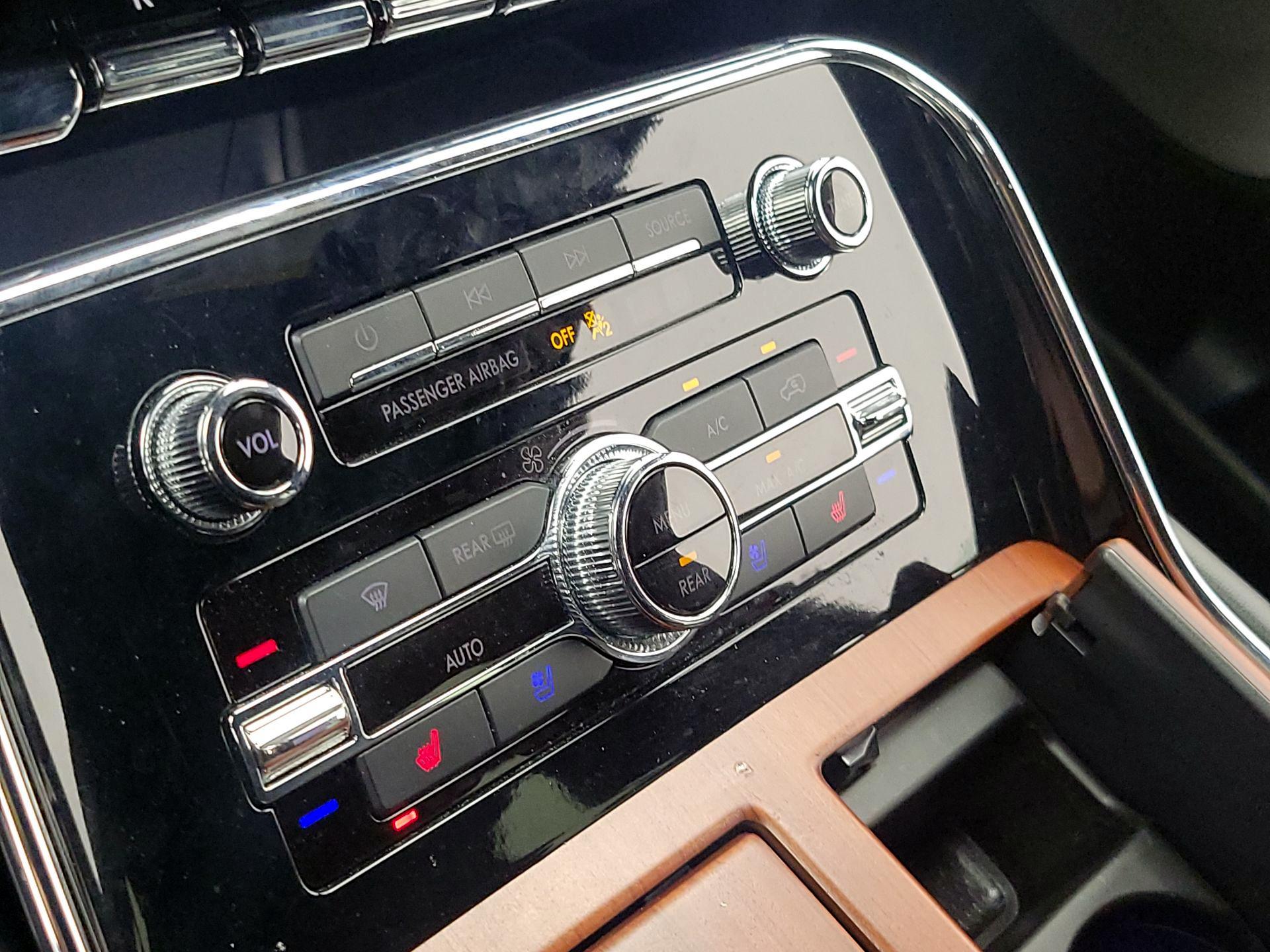 Thumbnail: 2020 Lincoln Navigator L - 17