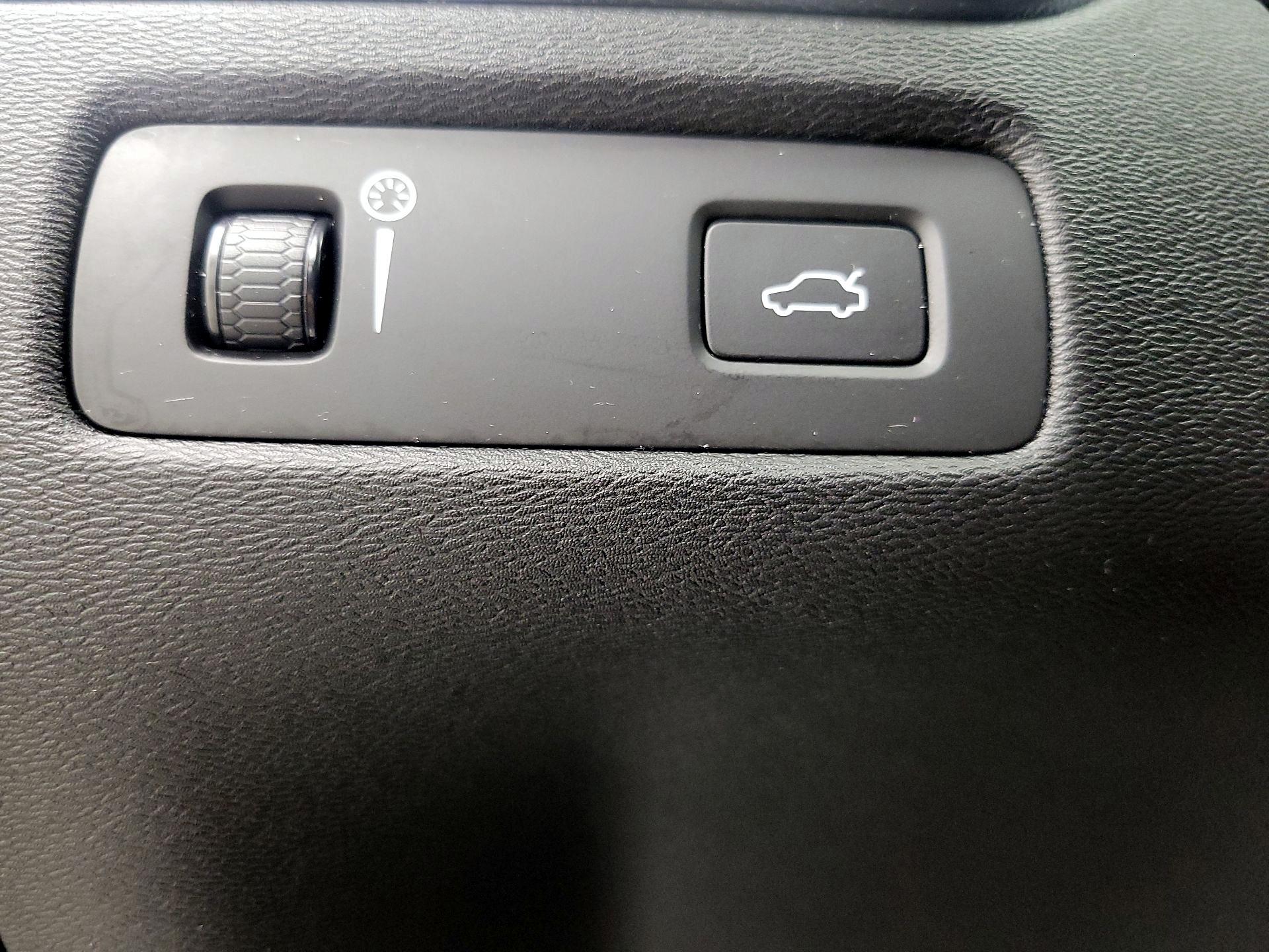 Thumbnail: 2020 Volvo XC60 - 13