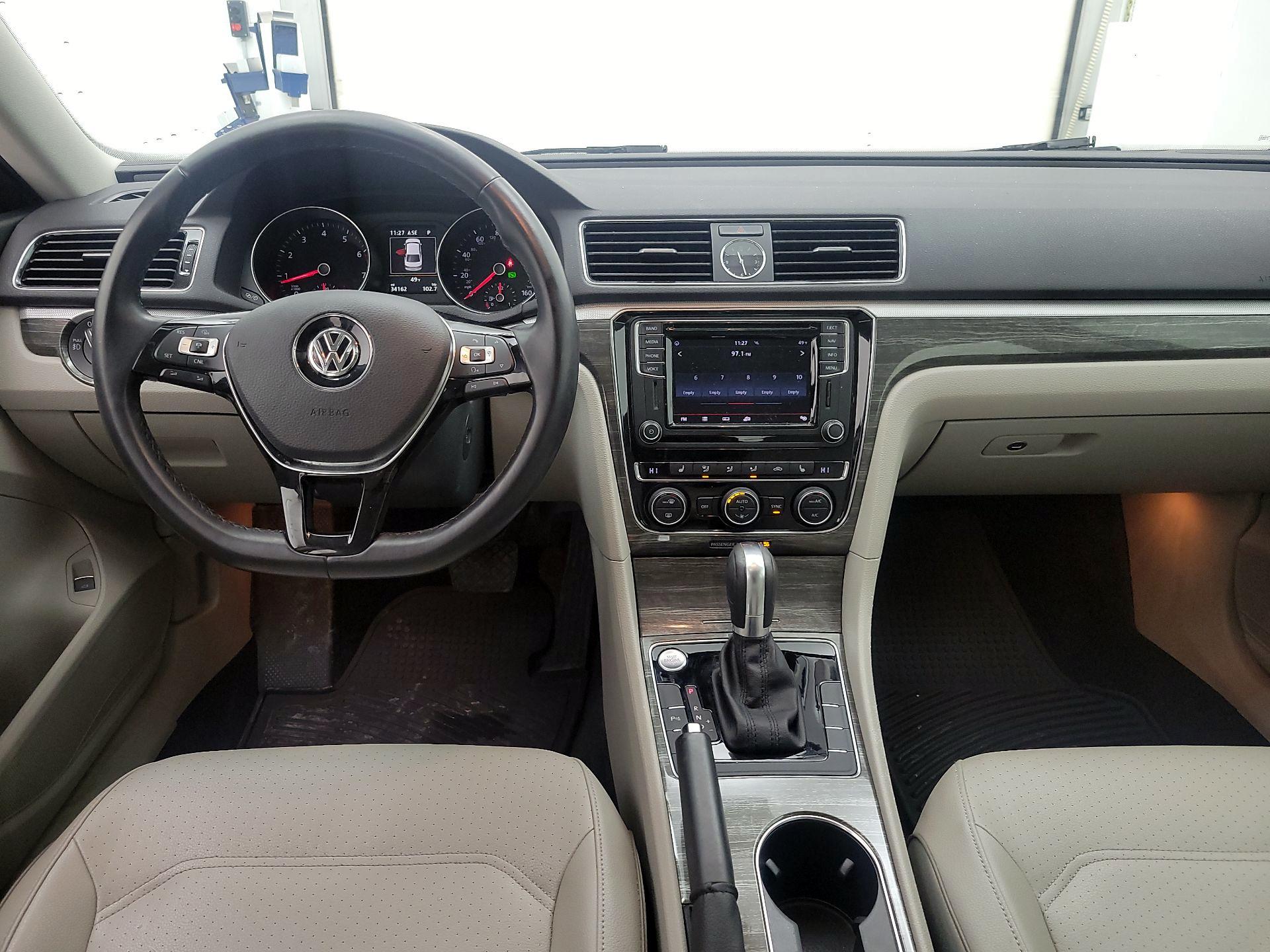 Thumbnail: 2017 Volkswagen Passat - 9