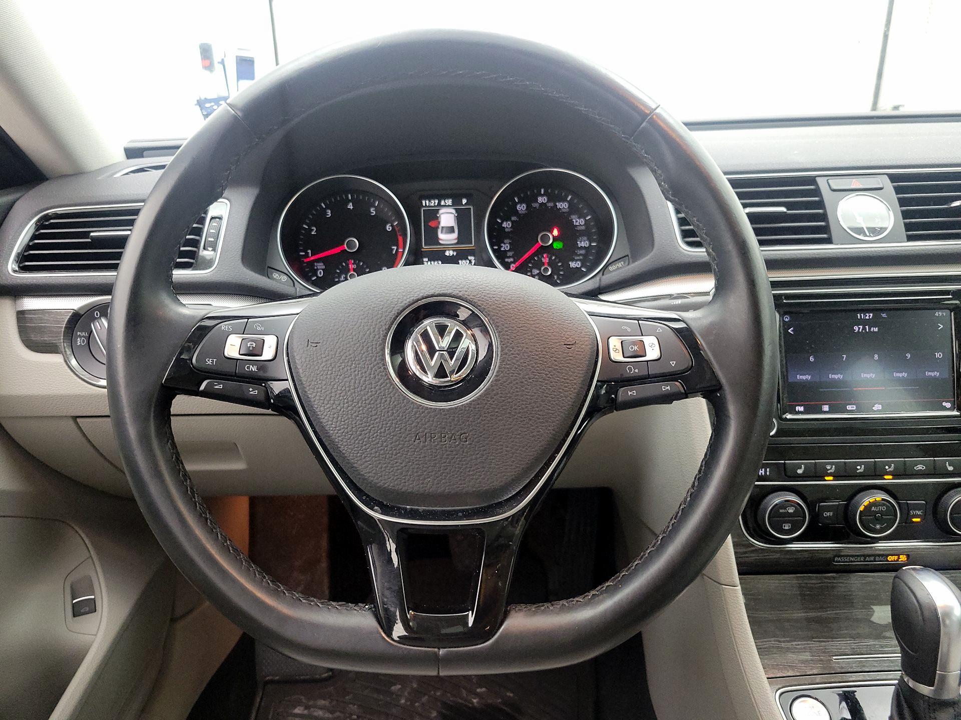 Thumbnail: 2017 Volkswagen Passat - 10