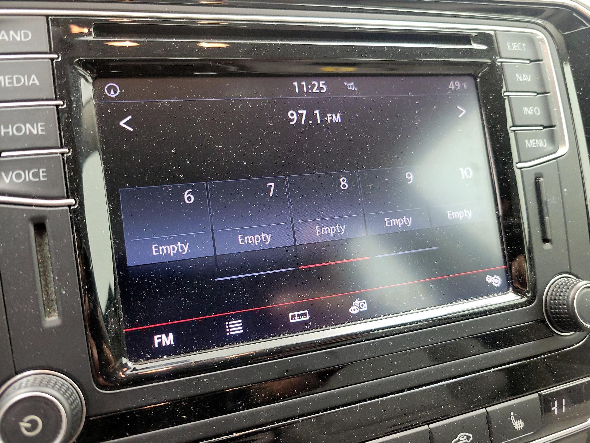 Thumbnail: 2017 Volkswagen Passat - 15