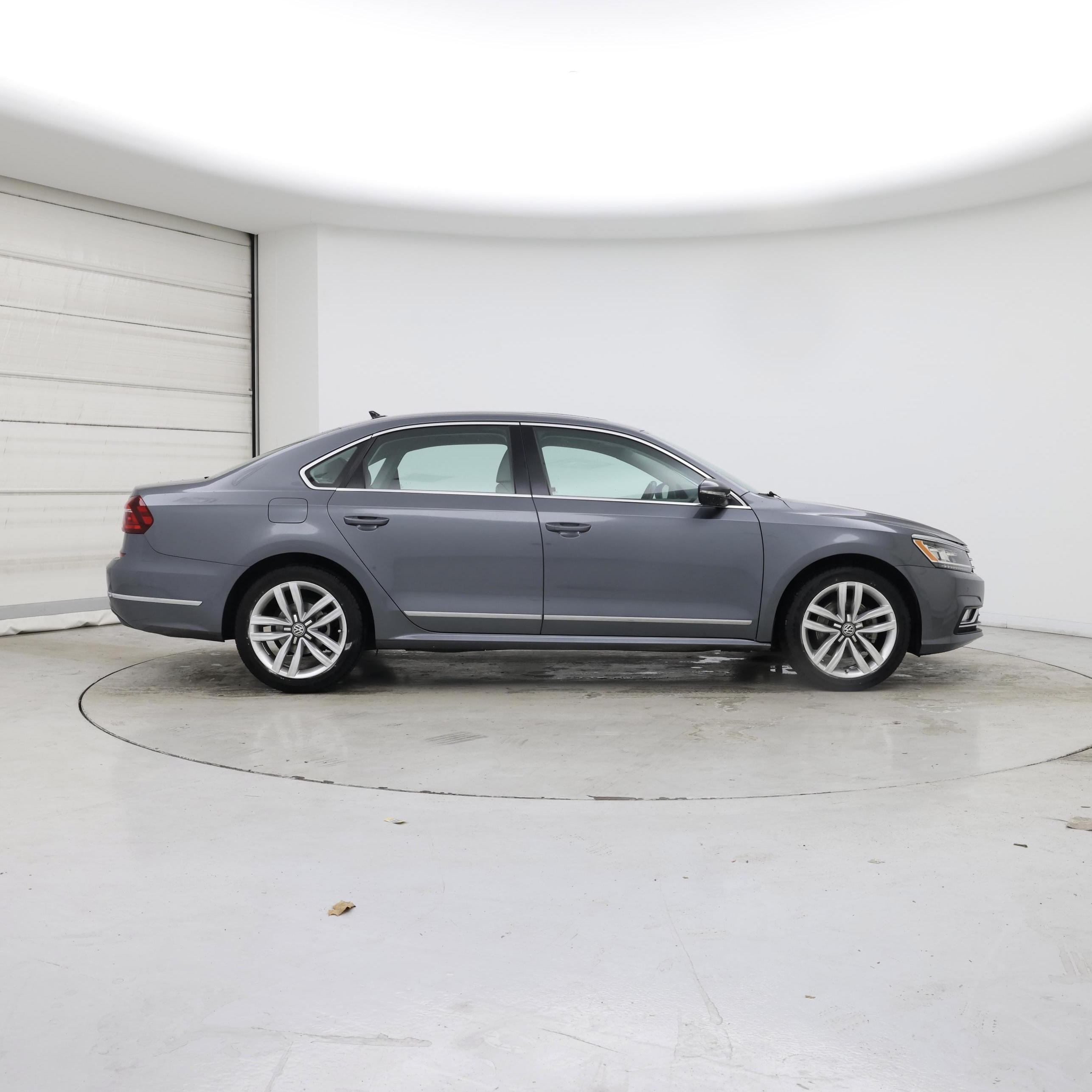 Thumbnail: 2017 Volkswagen Passat - 7