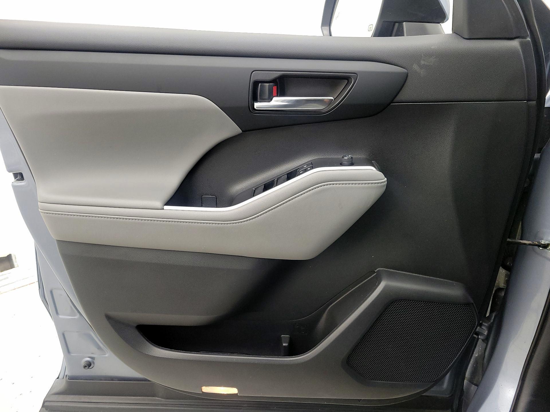 Thumbnail: 2022 Toyota Highlander - 12