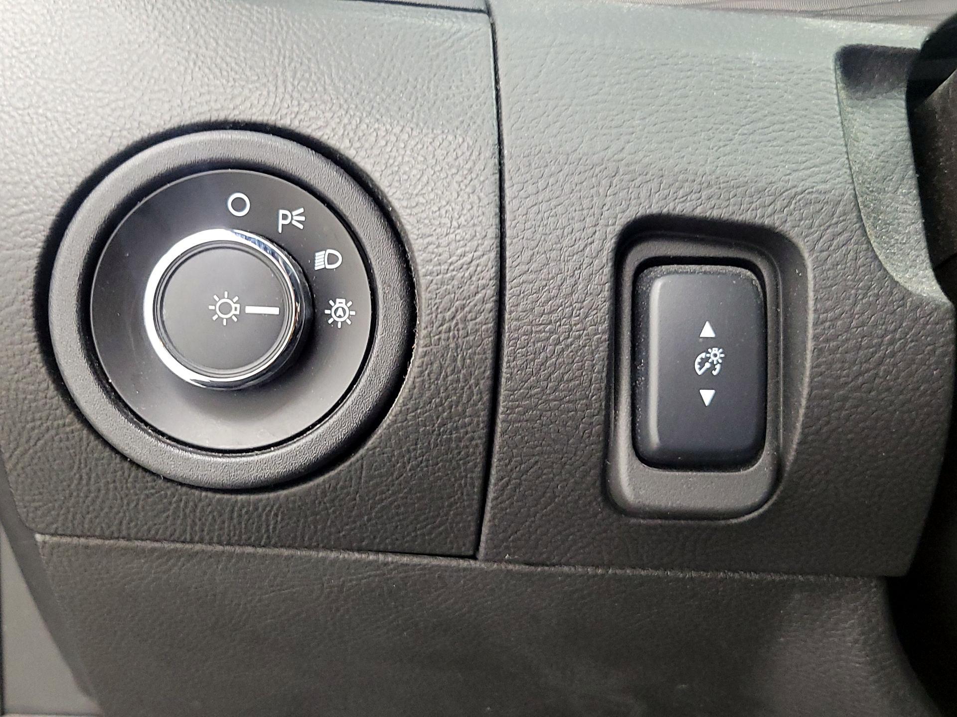 Thumbnail: 2015 Ford Taurus - 13