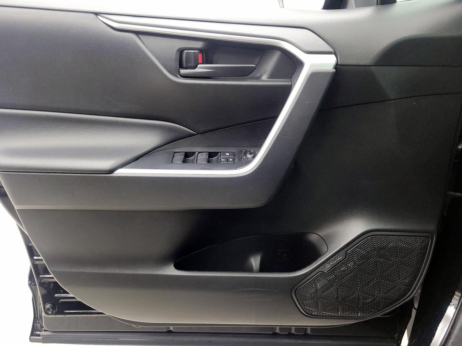 Thumbnail: 2022 Toyota RAV4 - 12