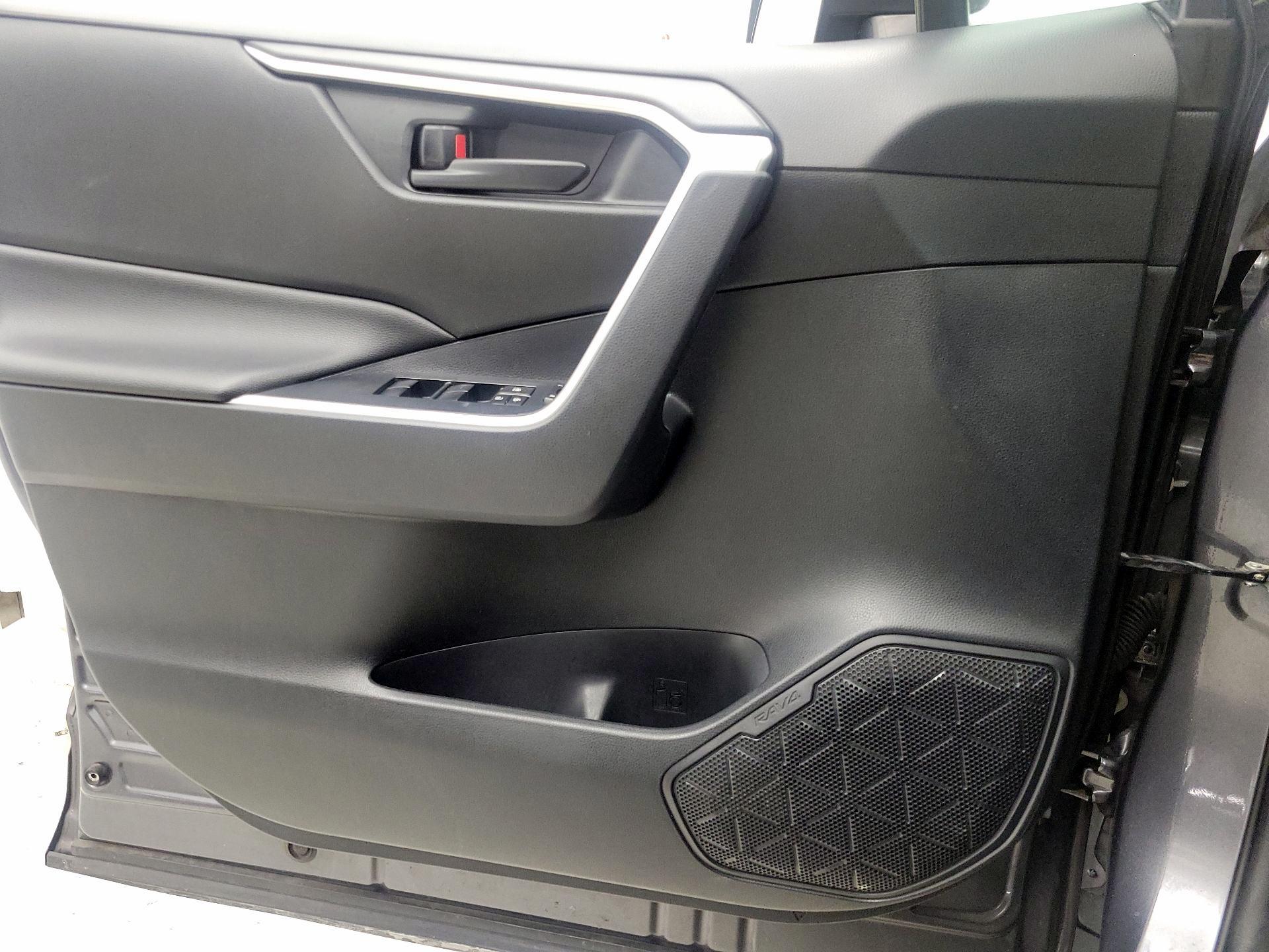 Thumbnail: 2019 Toyota RAV4 - 12