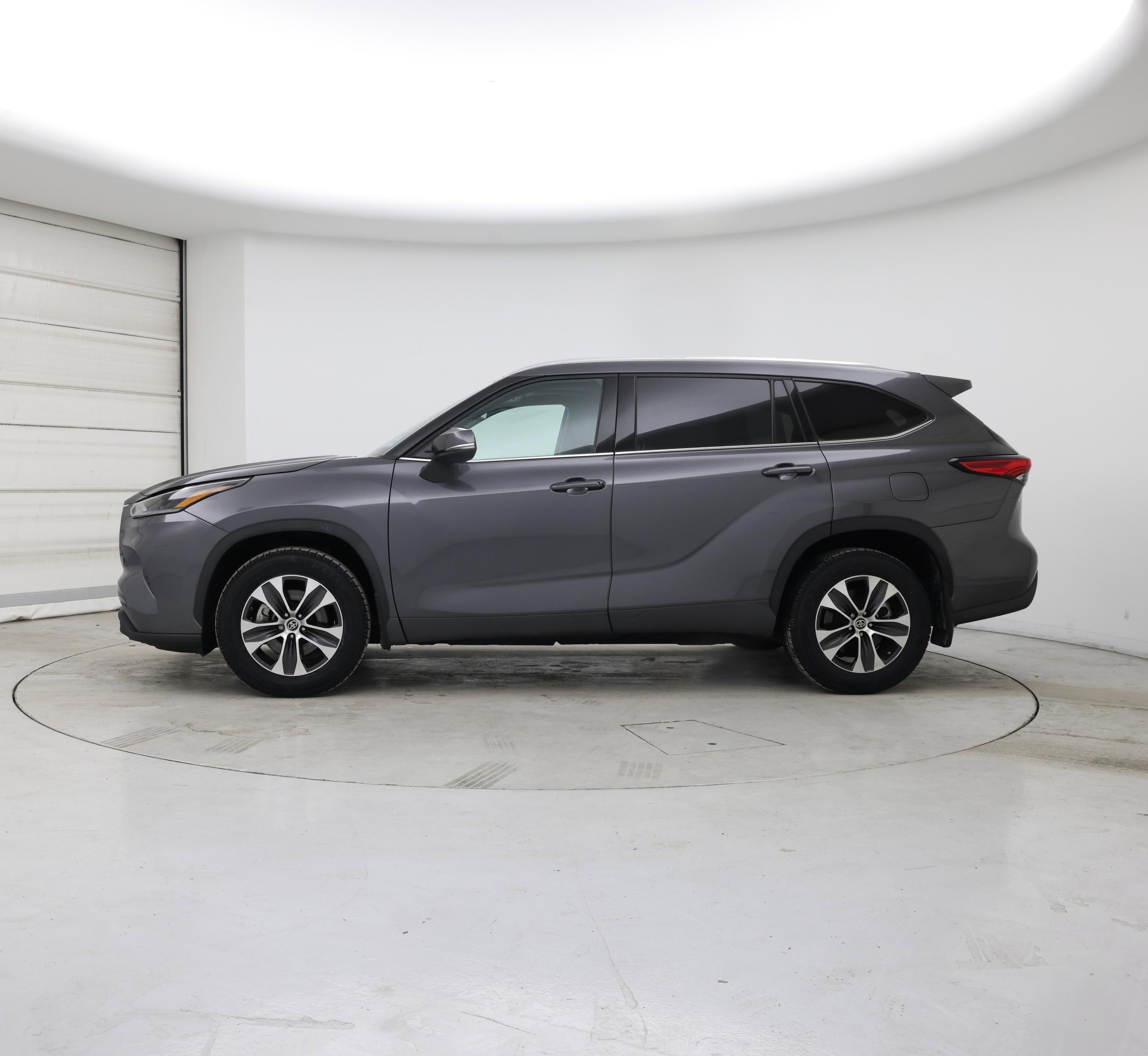 Thumbnail: 2021 Toyota Highlander - 3