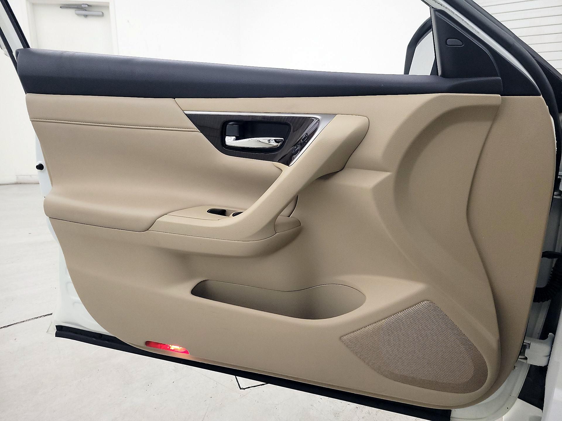 Thumbnail: 2015 Nissan Altima - 12