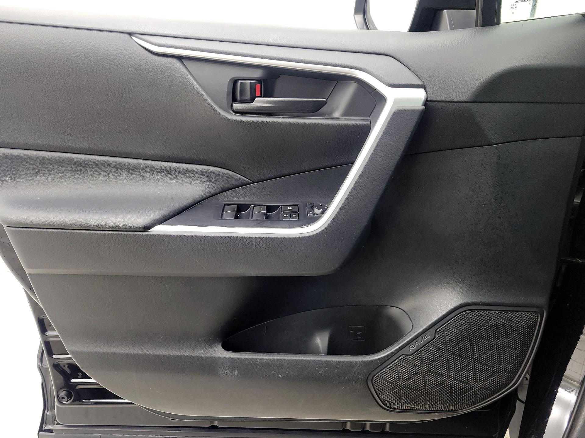 Thumbnail: 2020 Toyota RAV4 - 12