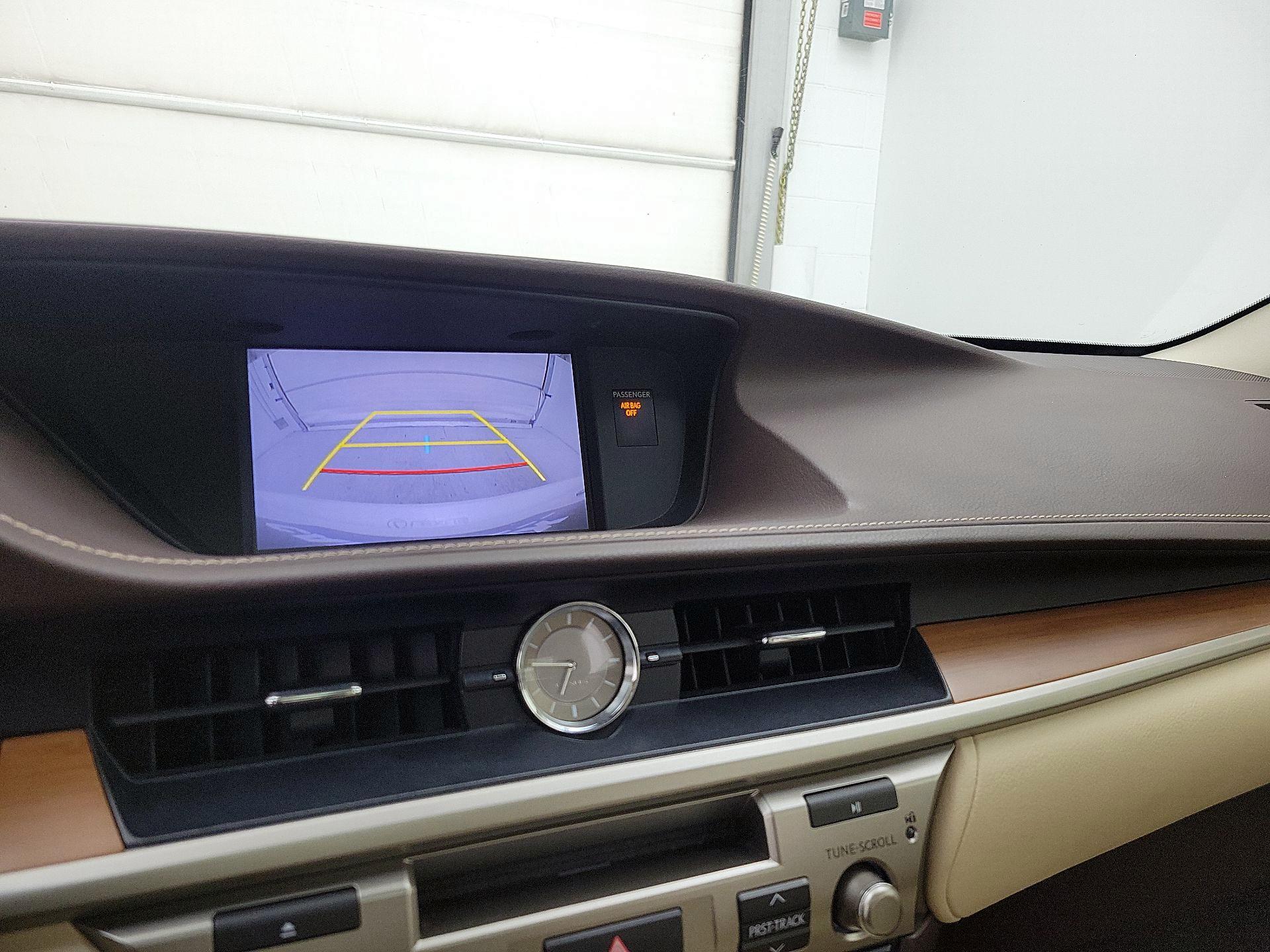 Thumbnail: 2016 Lexus ES - 15