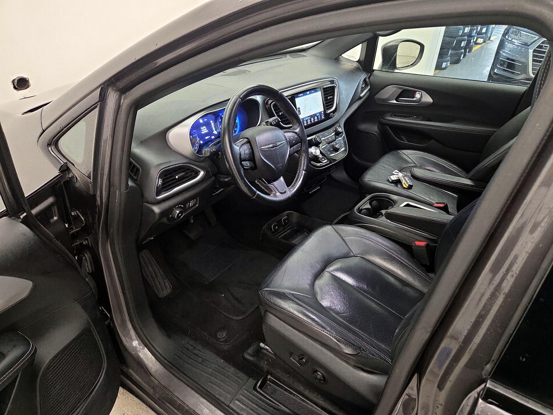 Thumbnail: 2018 Chrysler Pacifica - 11