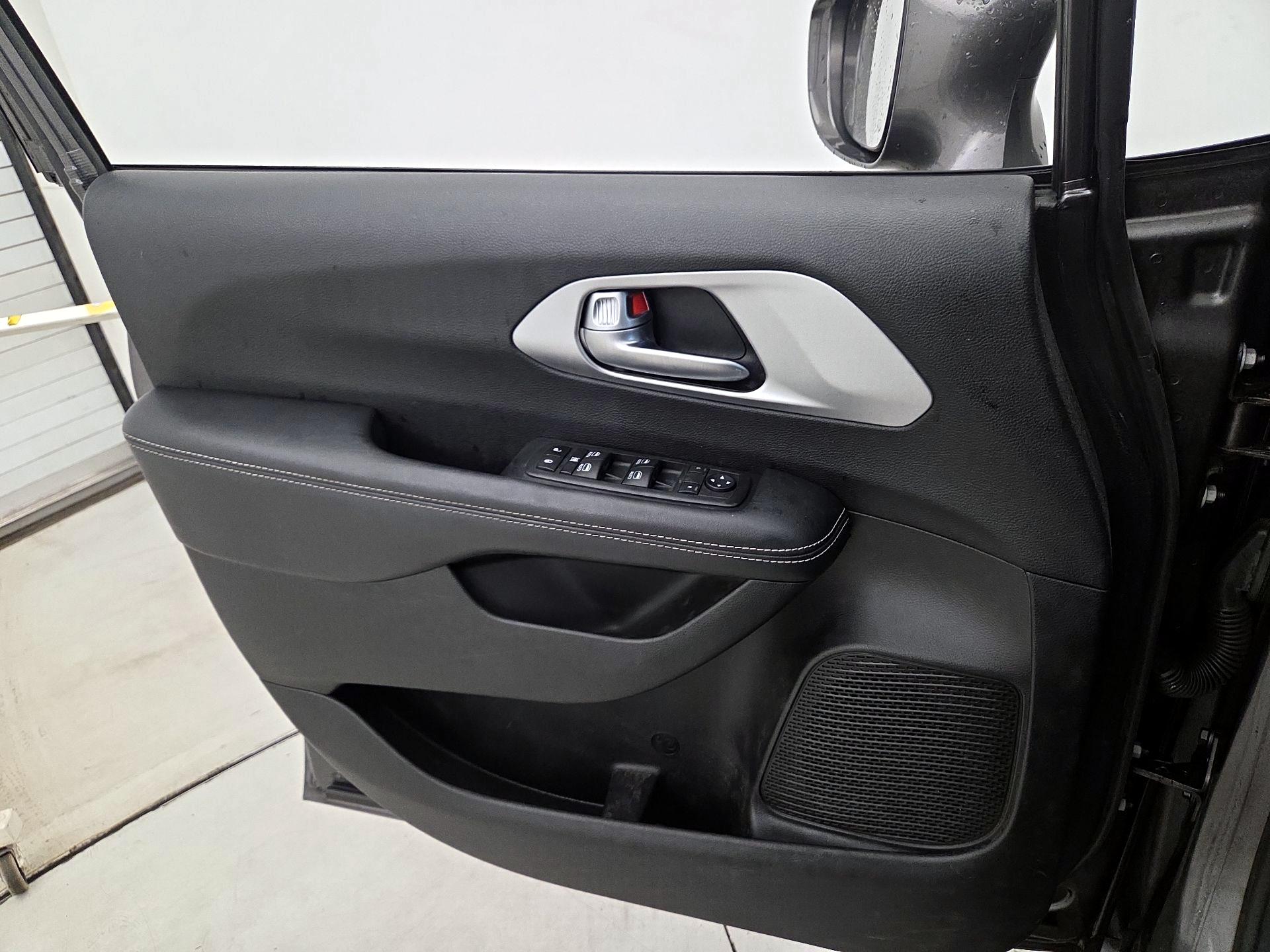 Thumbnail: 2018 Chrysler Pacifica - 12