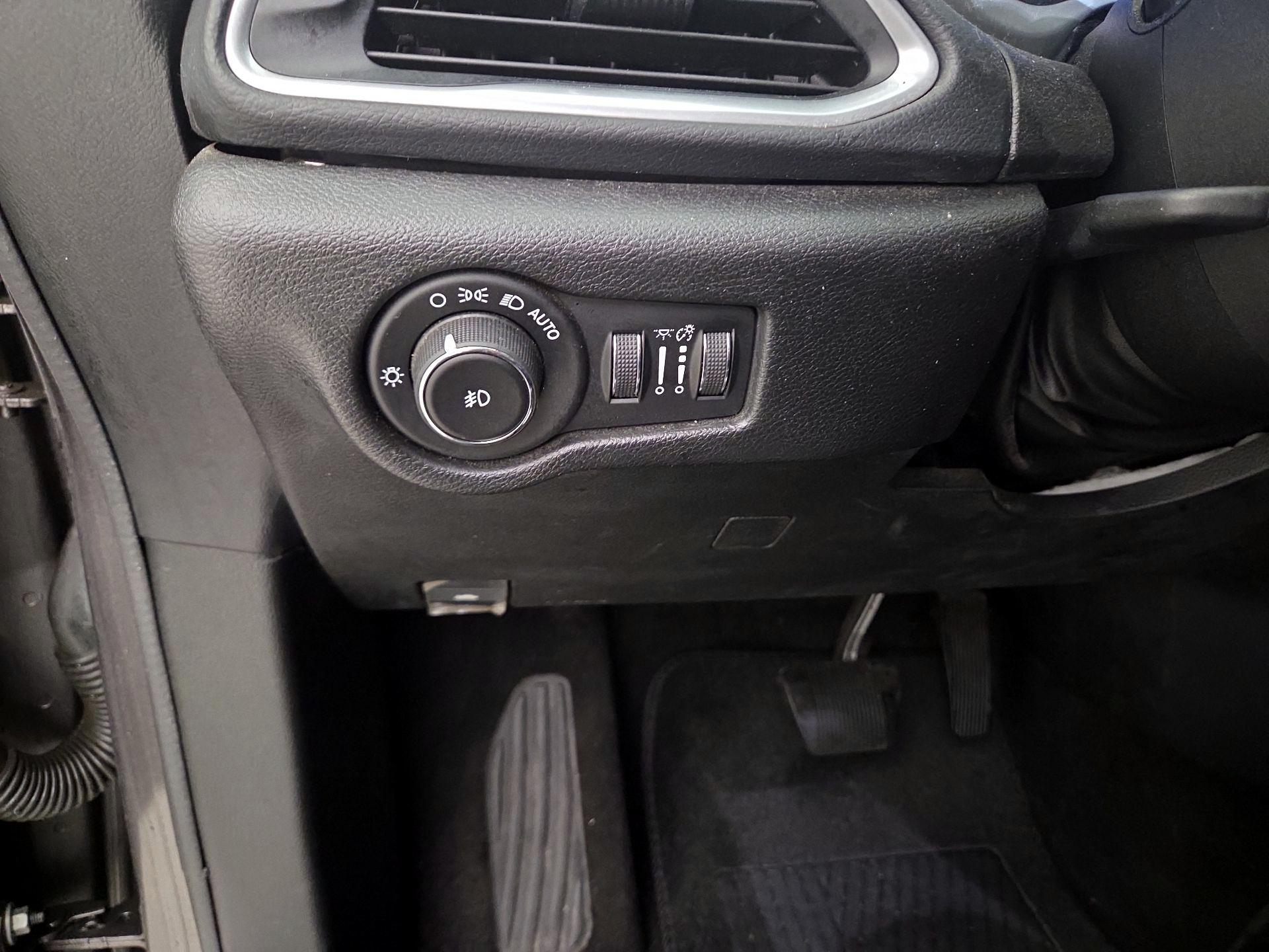 Thumbnail: 2018 Chrysler Pacifica - 13