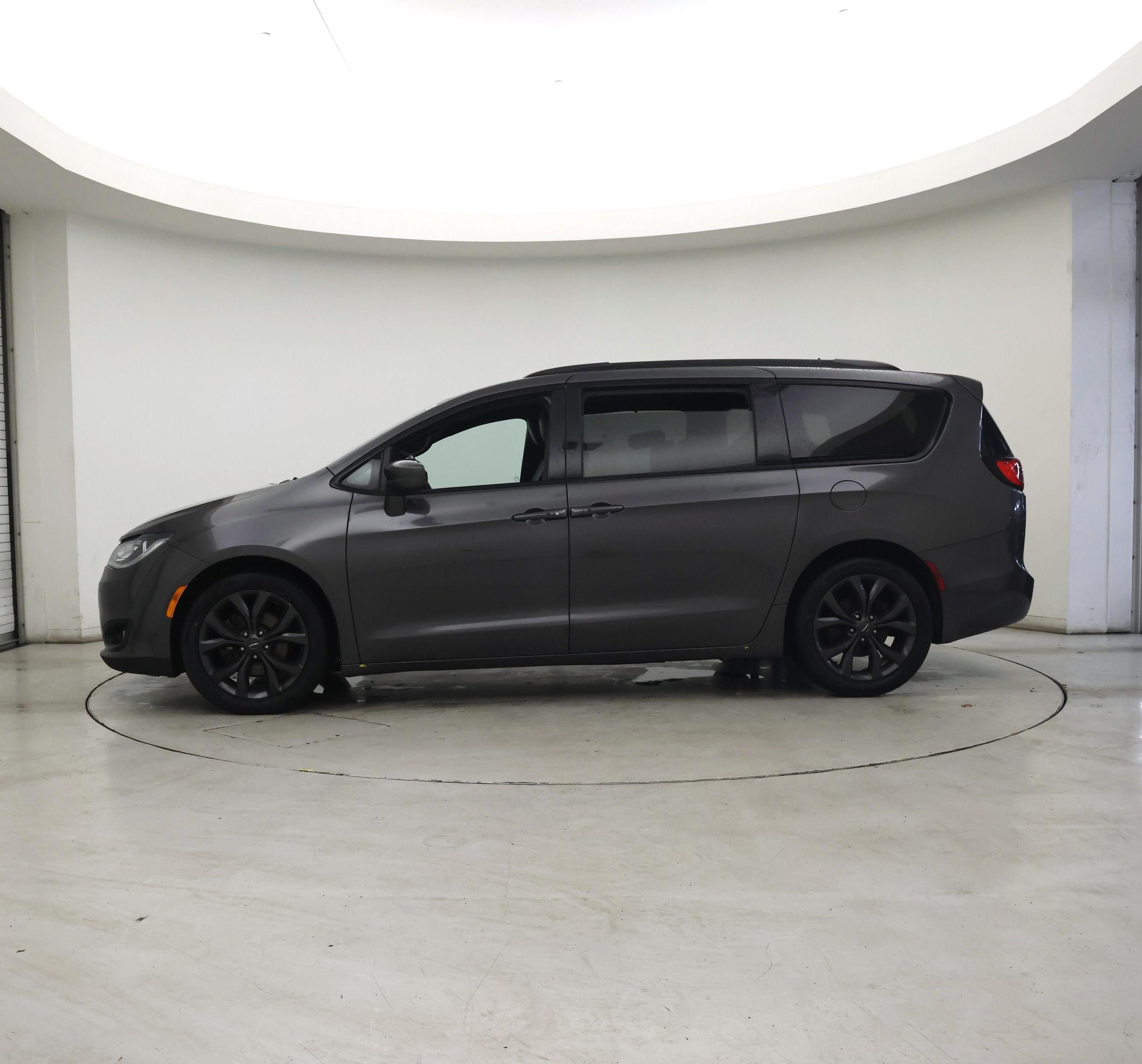 Thumbnail: 2018 Chrysler Pacifica - 3