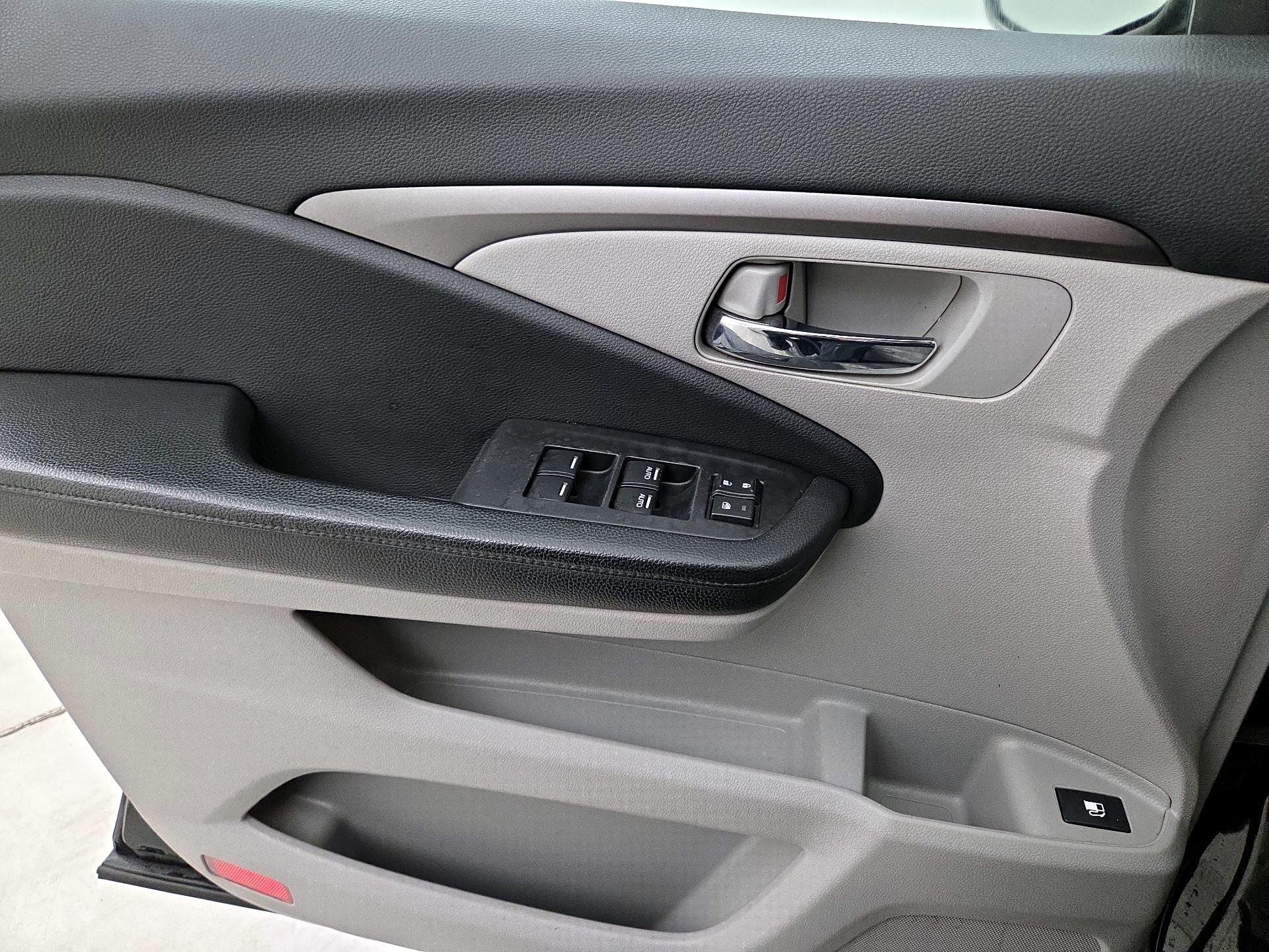 Thumbnail: 2017 Honda Pilot - 12