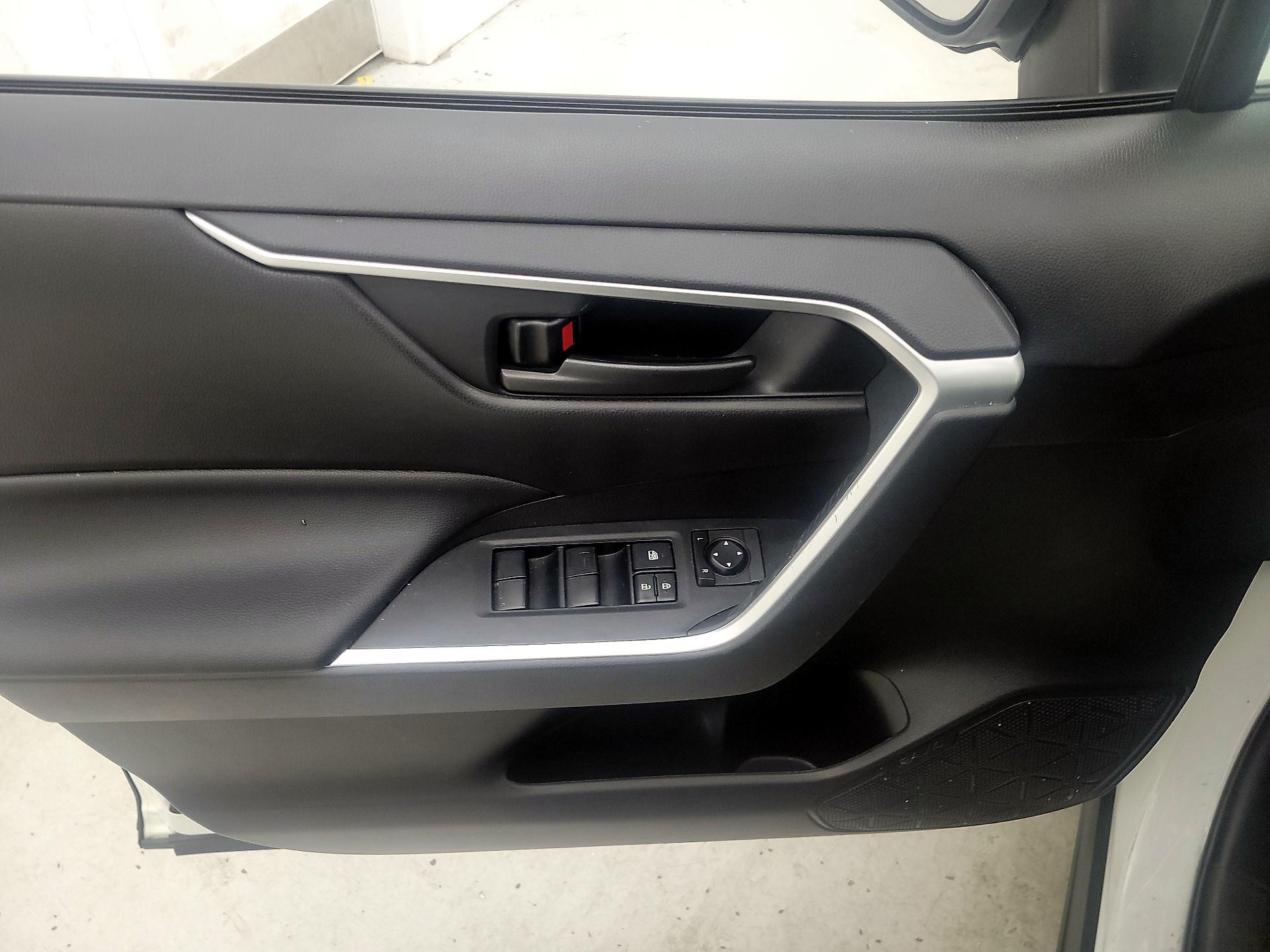 Thumbnail: 2020 Toyota RAV4 - 12