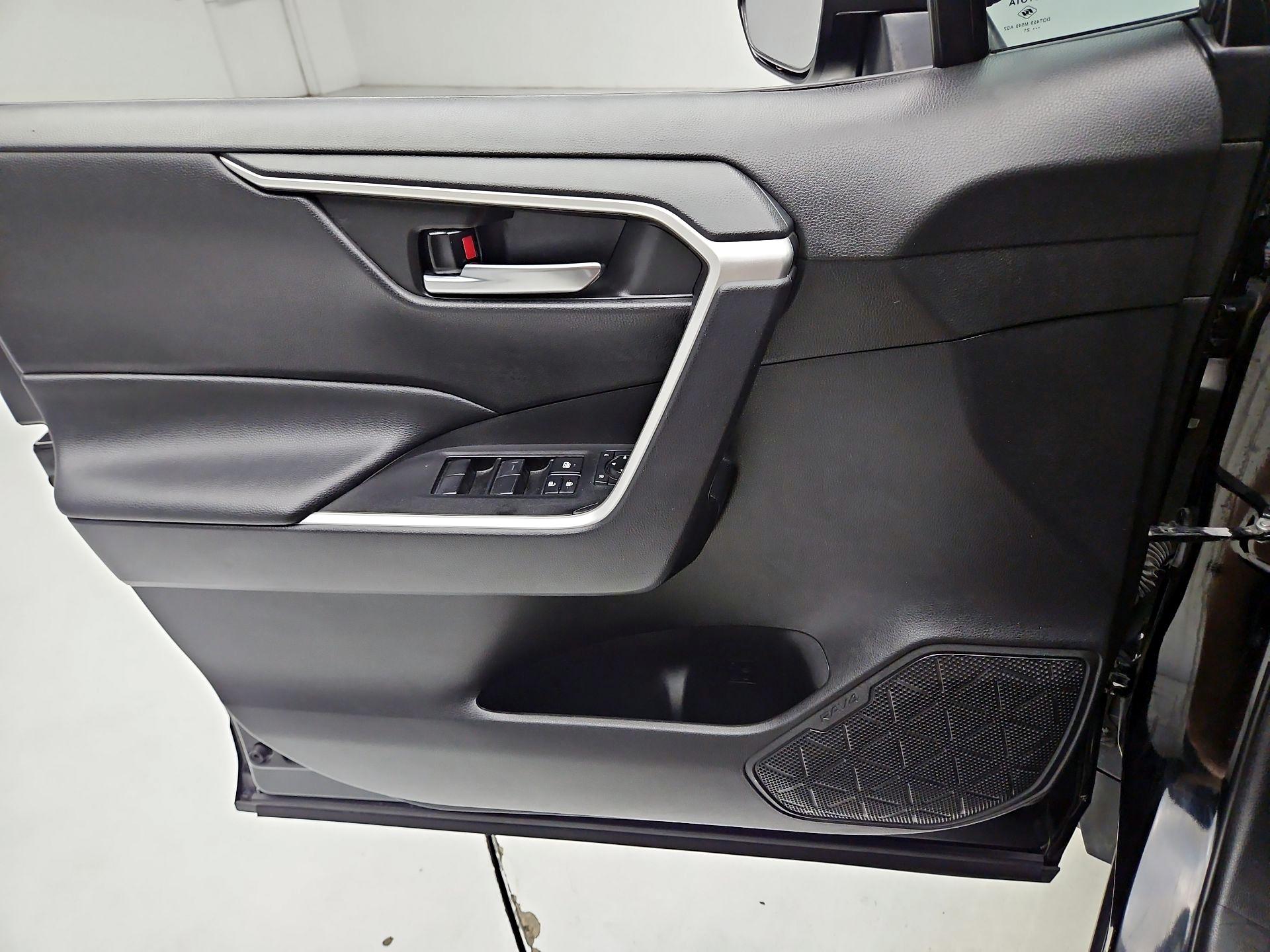 Thumbnail: 2021 Toyota RAV4 - 10