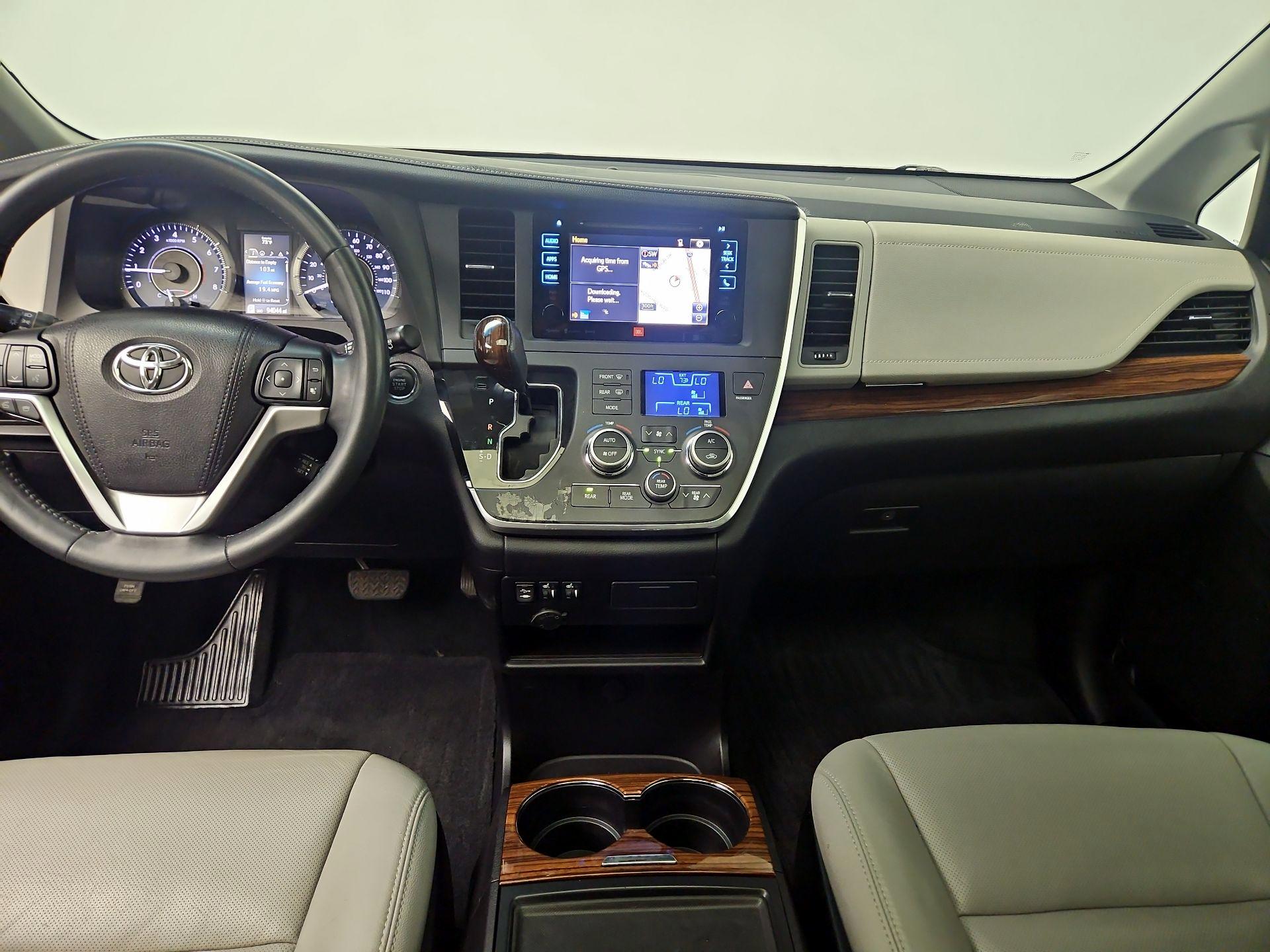 Thumbnail: 2016 Toyota Sienna - 9