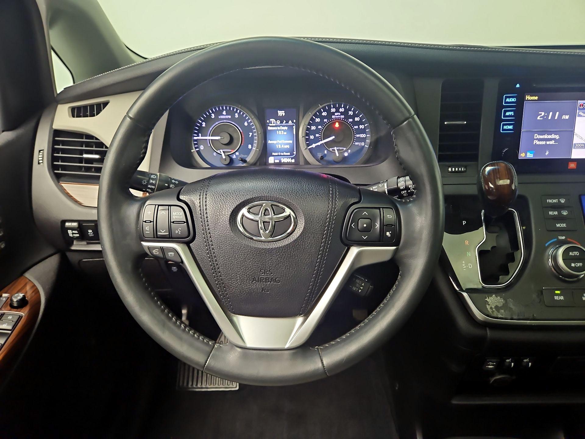 Thumbnail: 2016 Toyota Sienna - 10