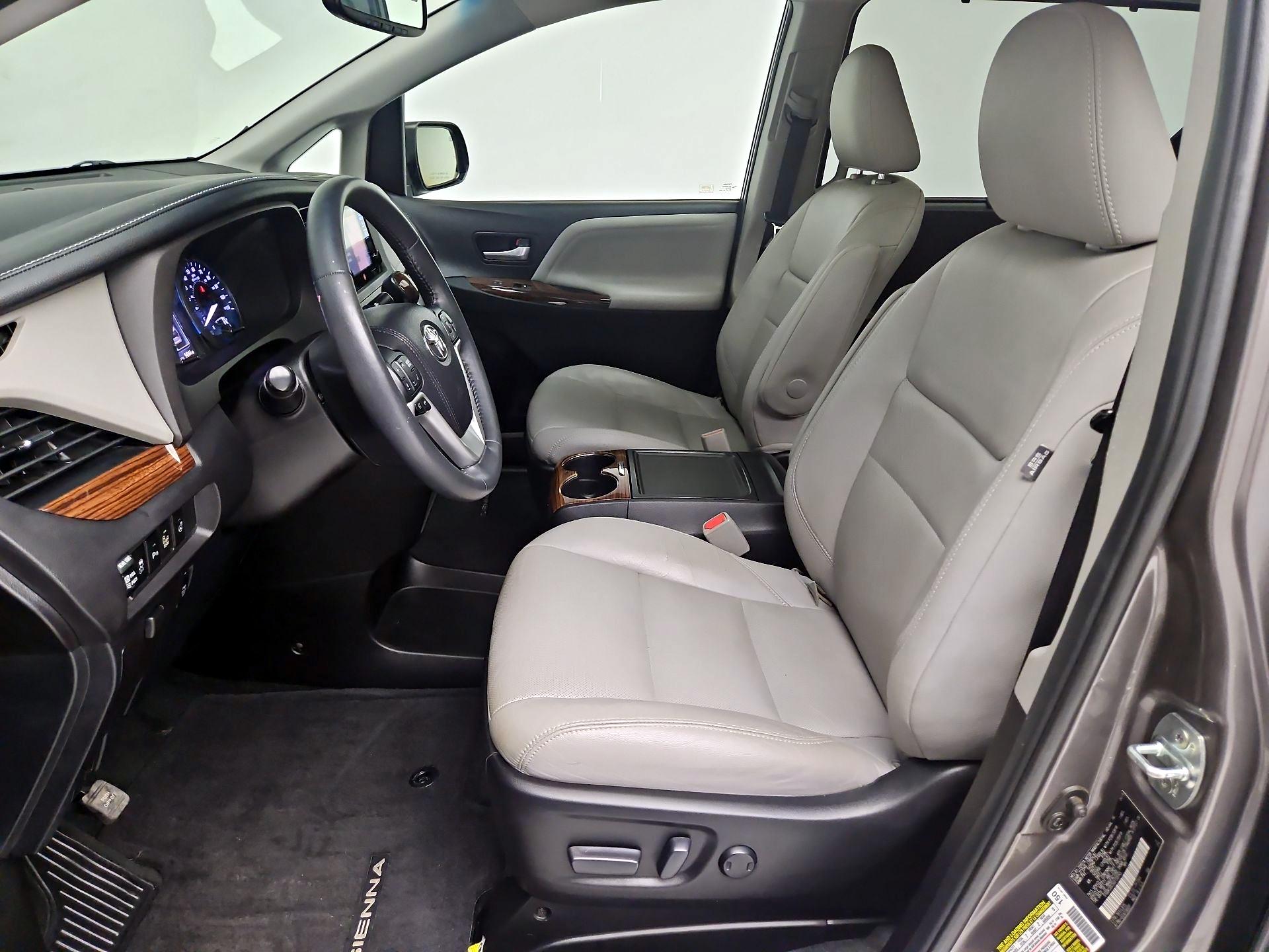 Thumbnail: 2016 Toyota Sienna - 11