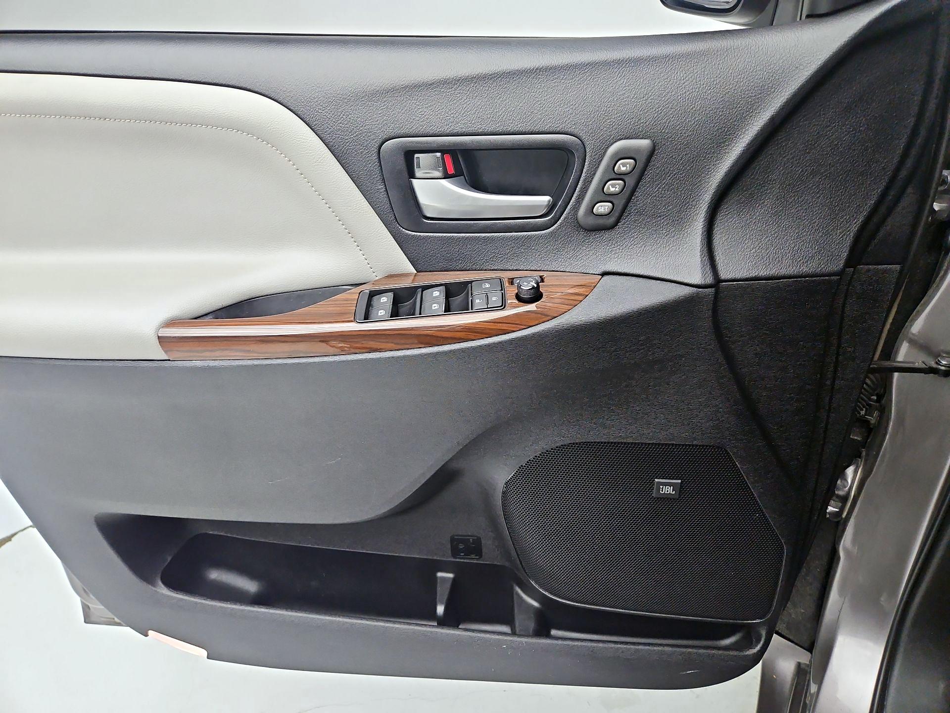 Thumbnail: 2016 Toyota Sienna - 12