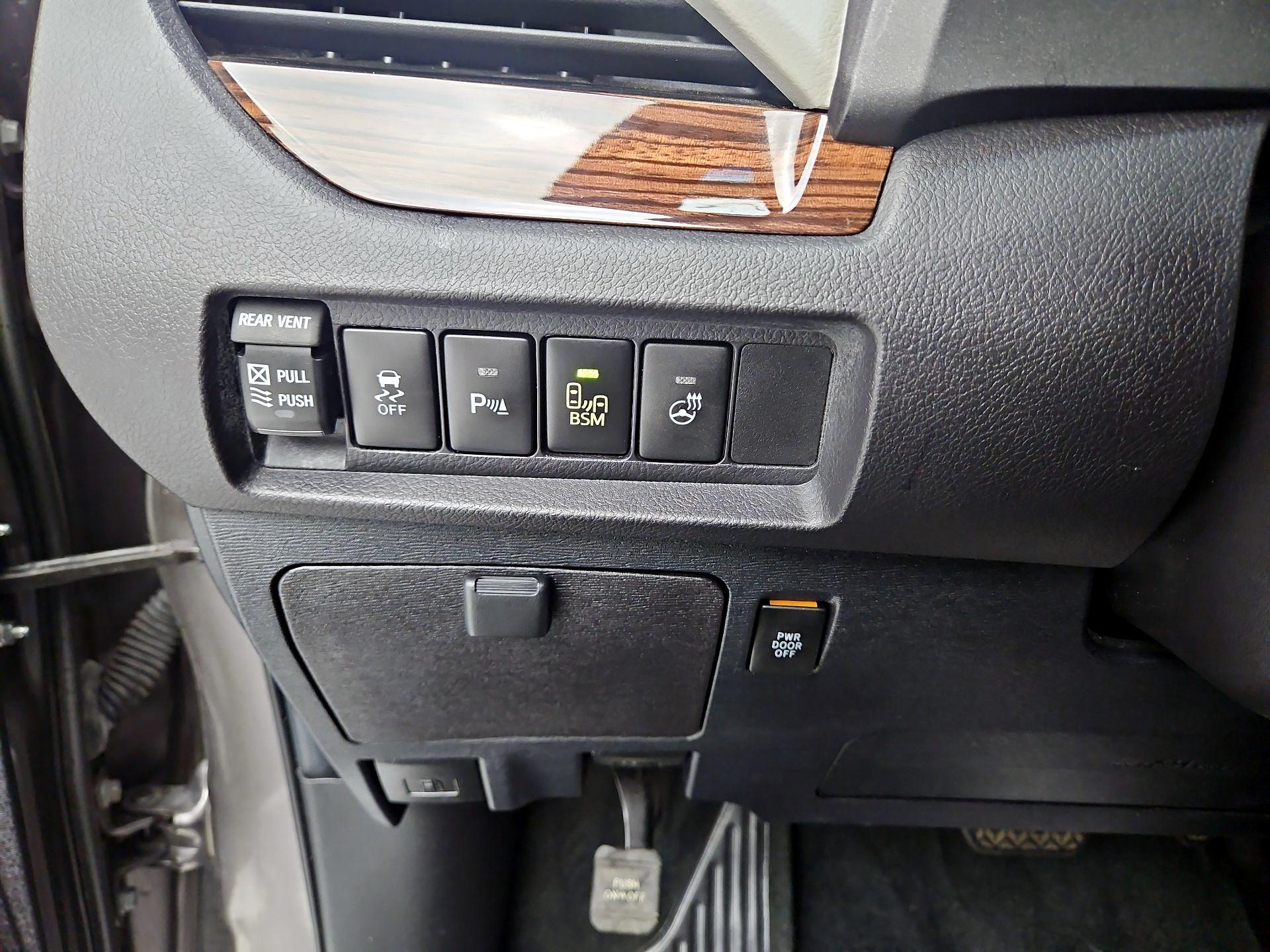 Thumbnail: 2016 Toyota Sienna - 13