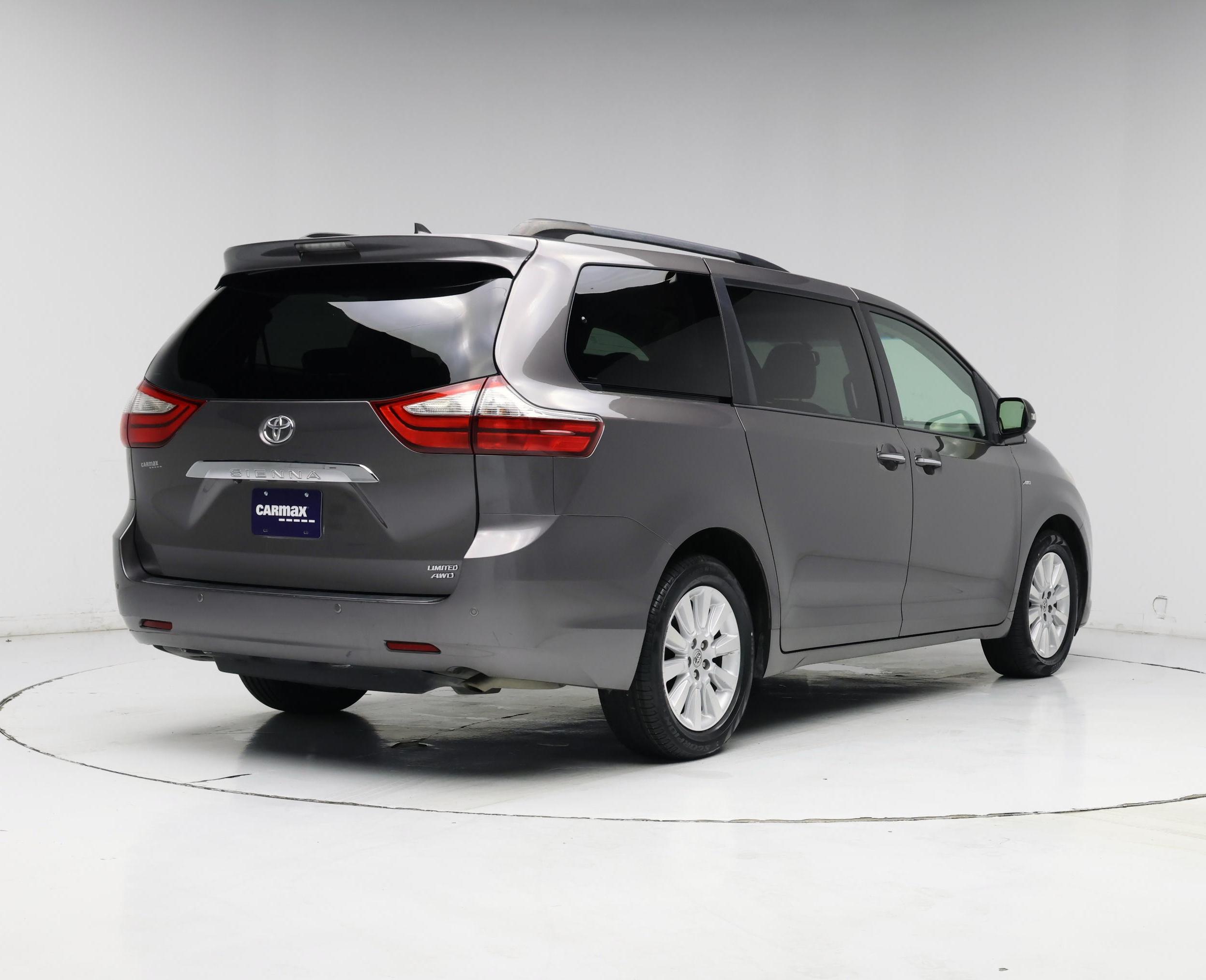 Thumbnail: 2016 Toyota Sienna - 8