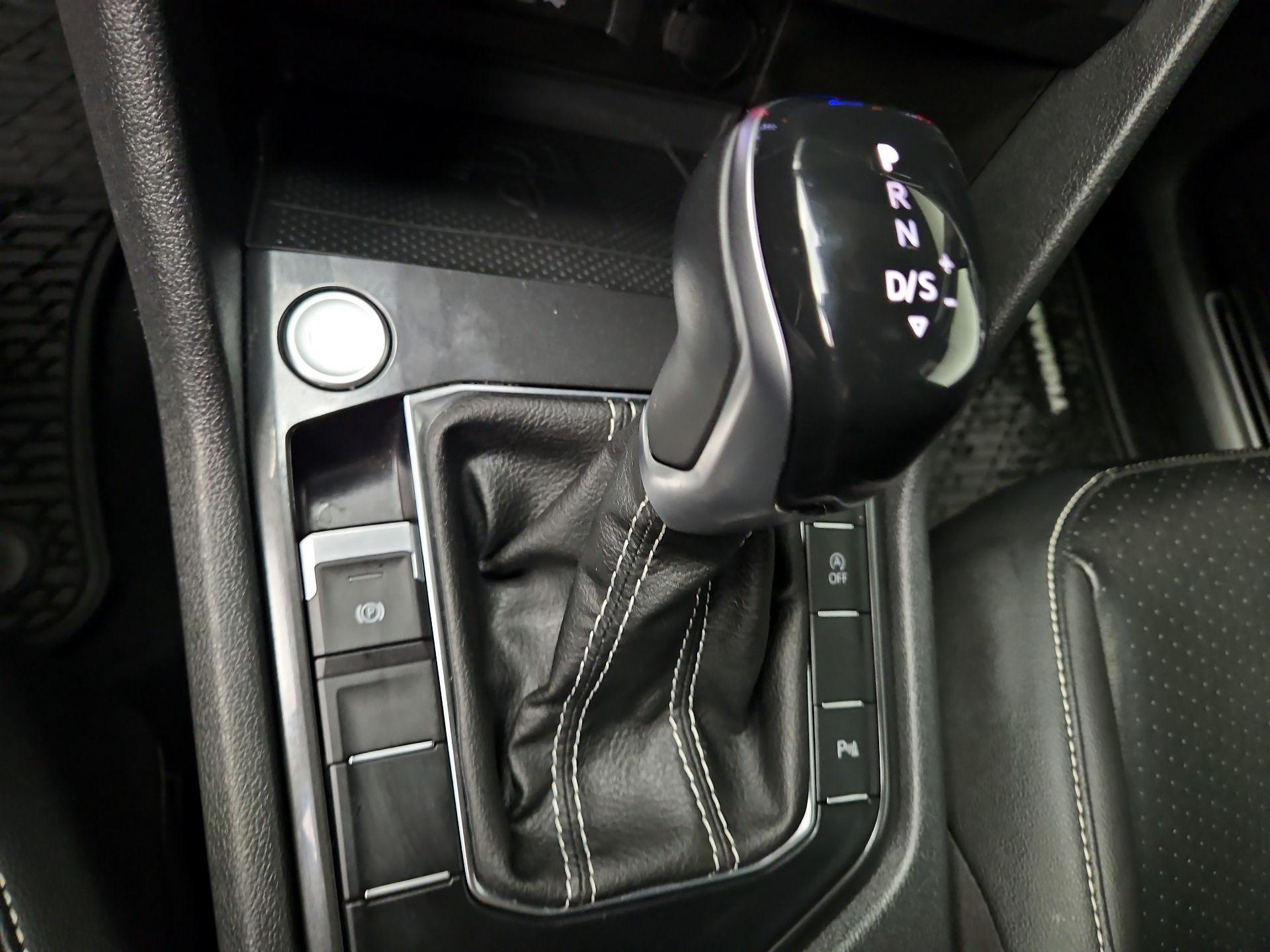 Thumbnail: 2022 Volkswagen Tiguan - 17