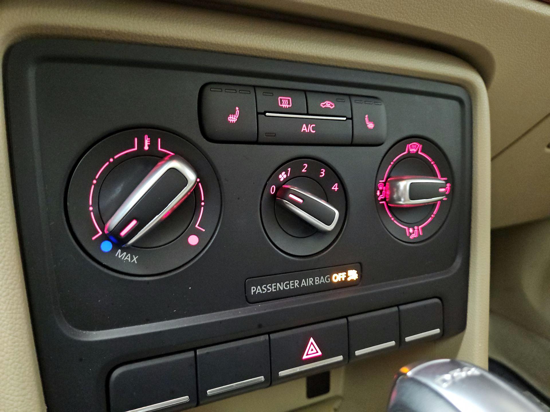 Thumbnail: 2014 Volkswagen Beetle - 15