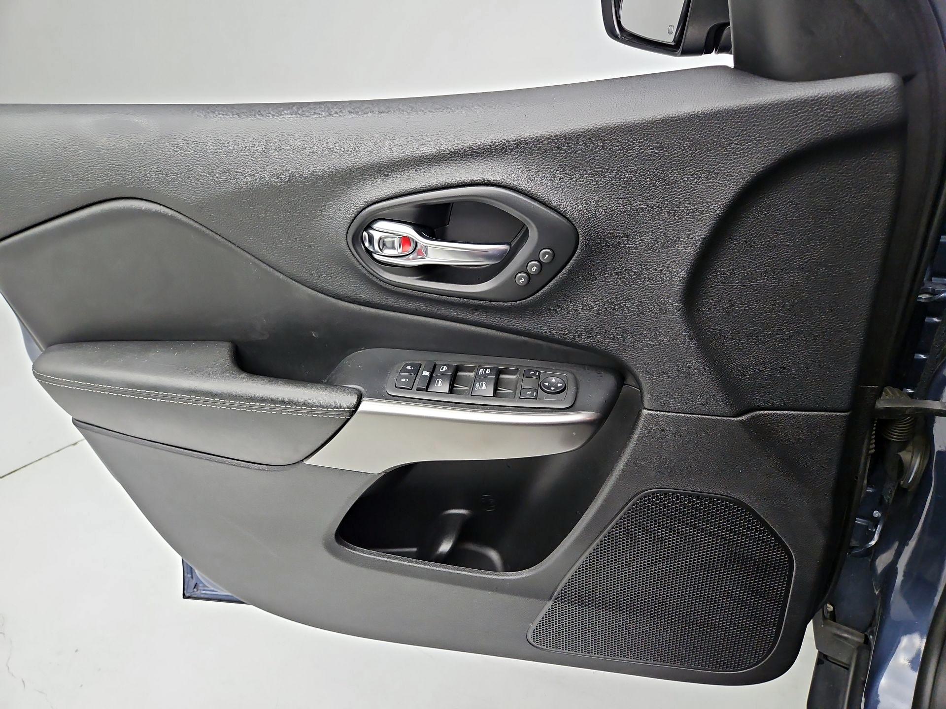 Thumbnail: 2021 Jeep Cherokee - 12