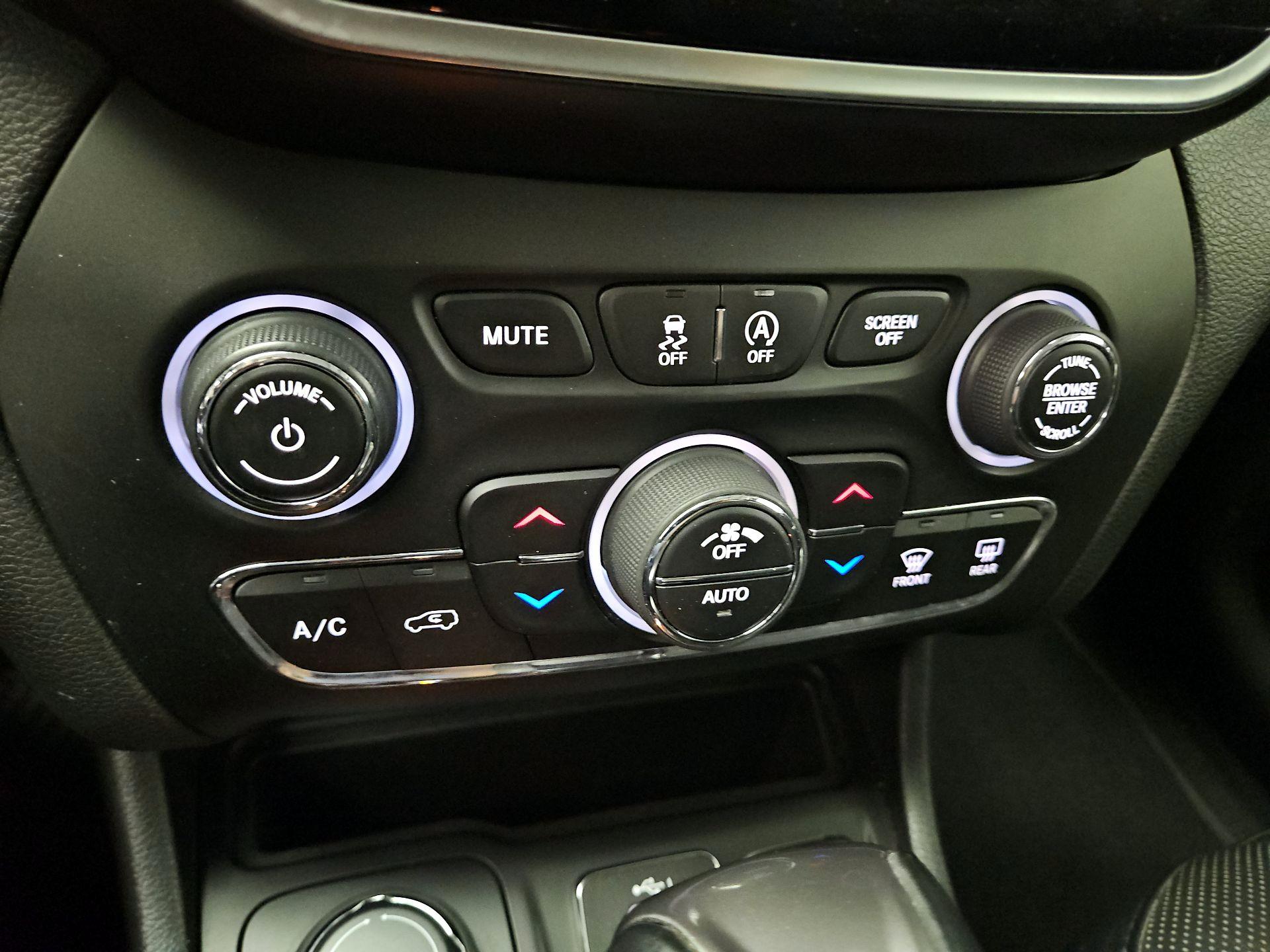 Thumbnail: 2021 Jeep Cherokee - 16