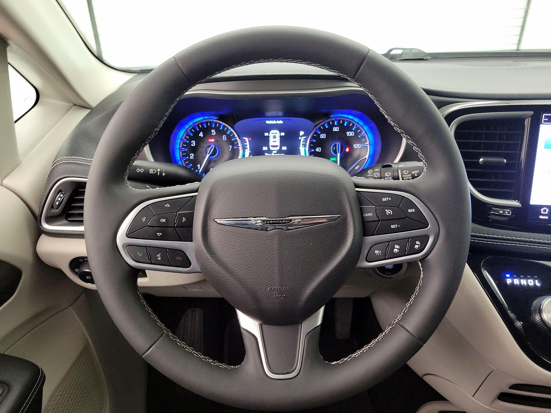 Thumbnail: 2023 Chrysler Pacifica - 10