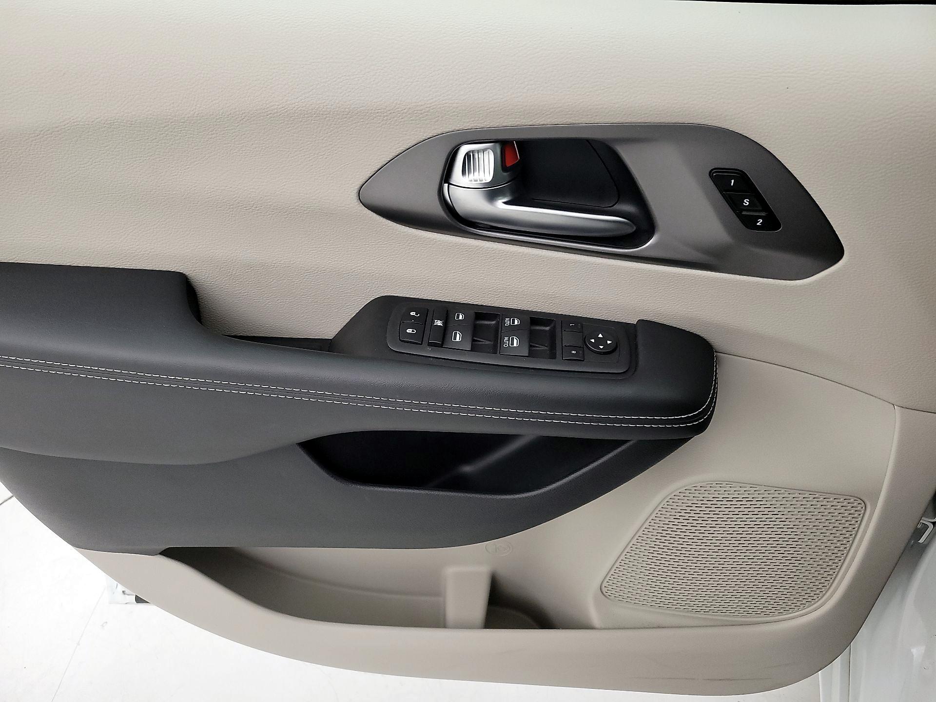 Thumbnail: 2023 Chrysler Pacifica - 12