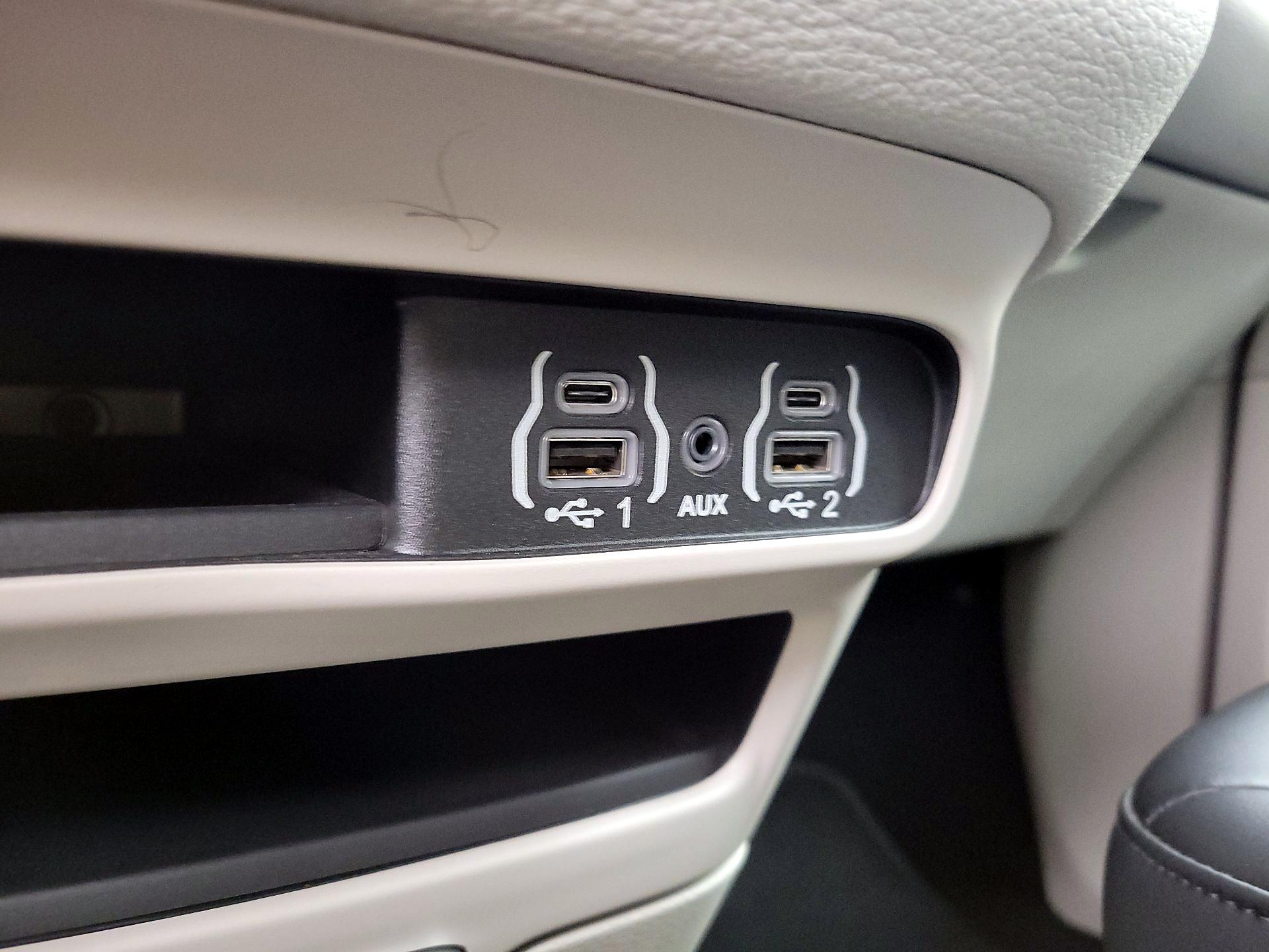 Thumbnail: 2023 Chrysler Pacifica - 18