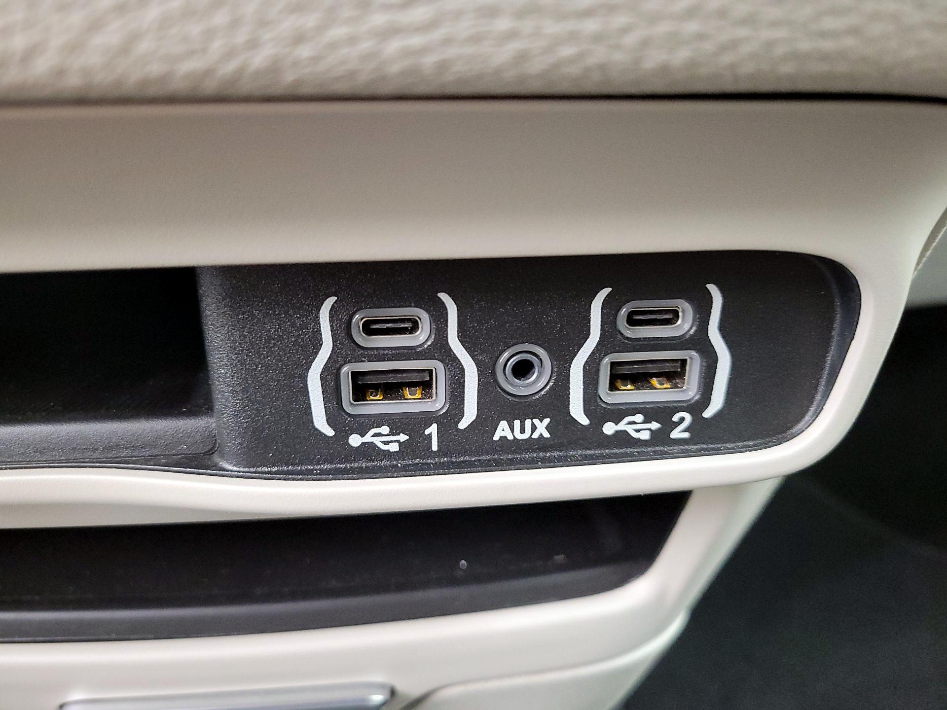 Thumbnail: 2023 Chrysler Pacifica - 18