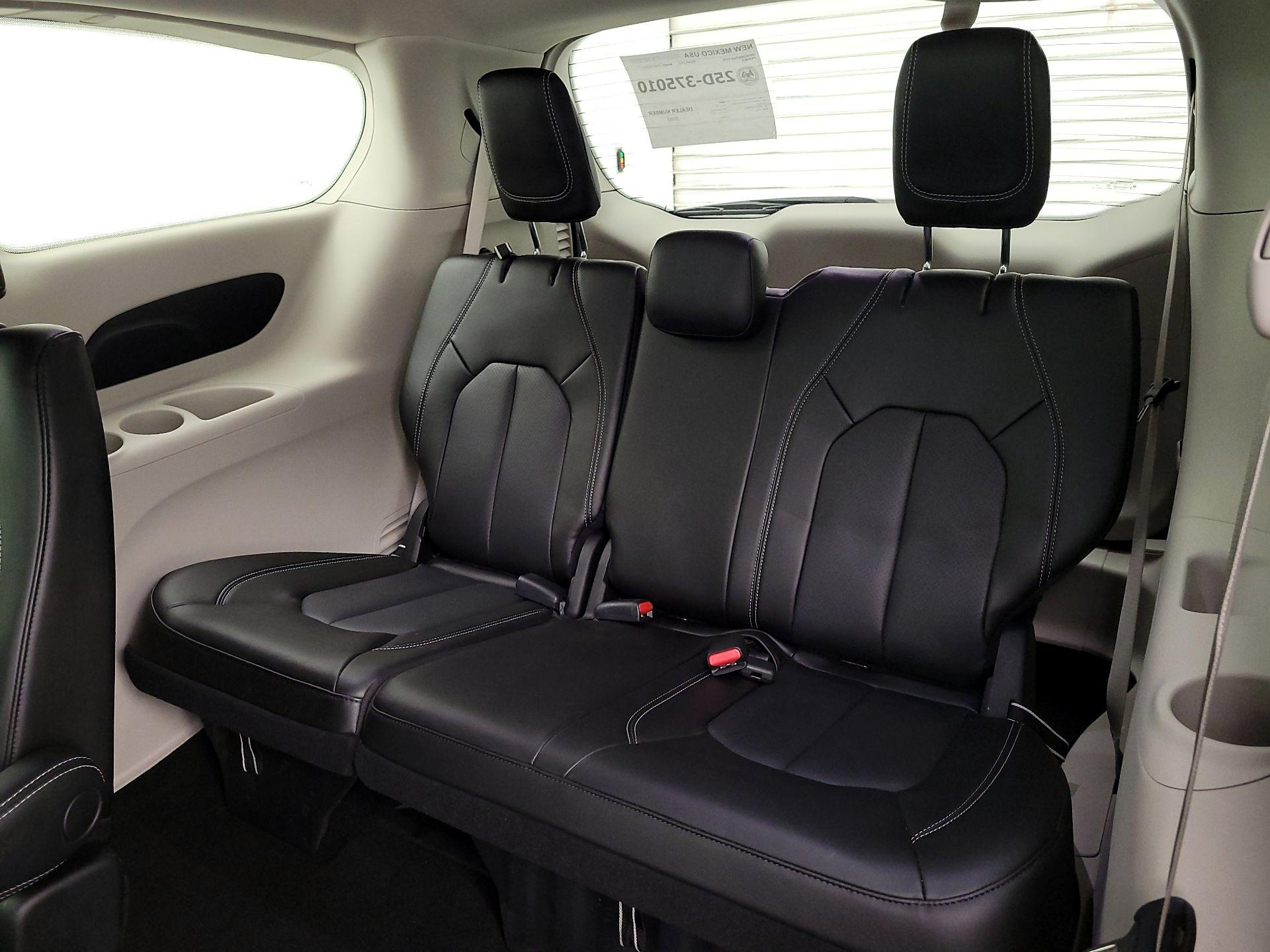 Thumbnail: 2023 Chrysler Pacifica - 20