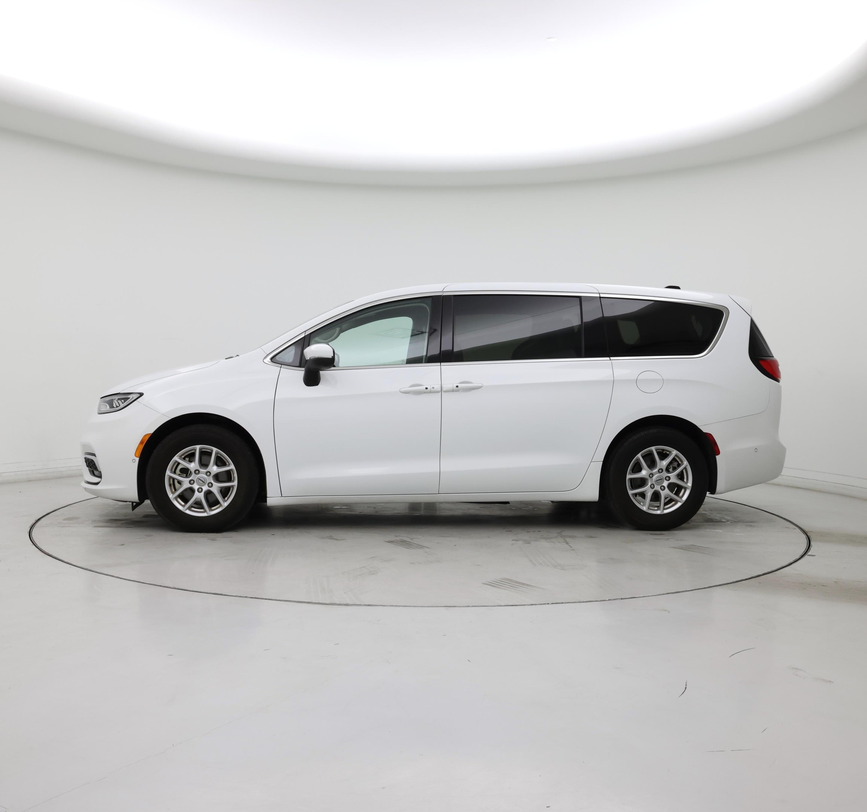 Thumbnail: 2023 Chrysler Pacifica - 3