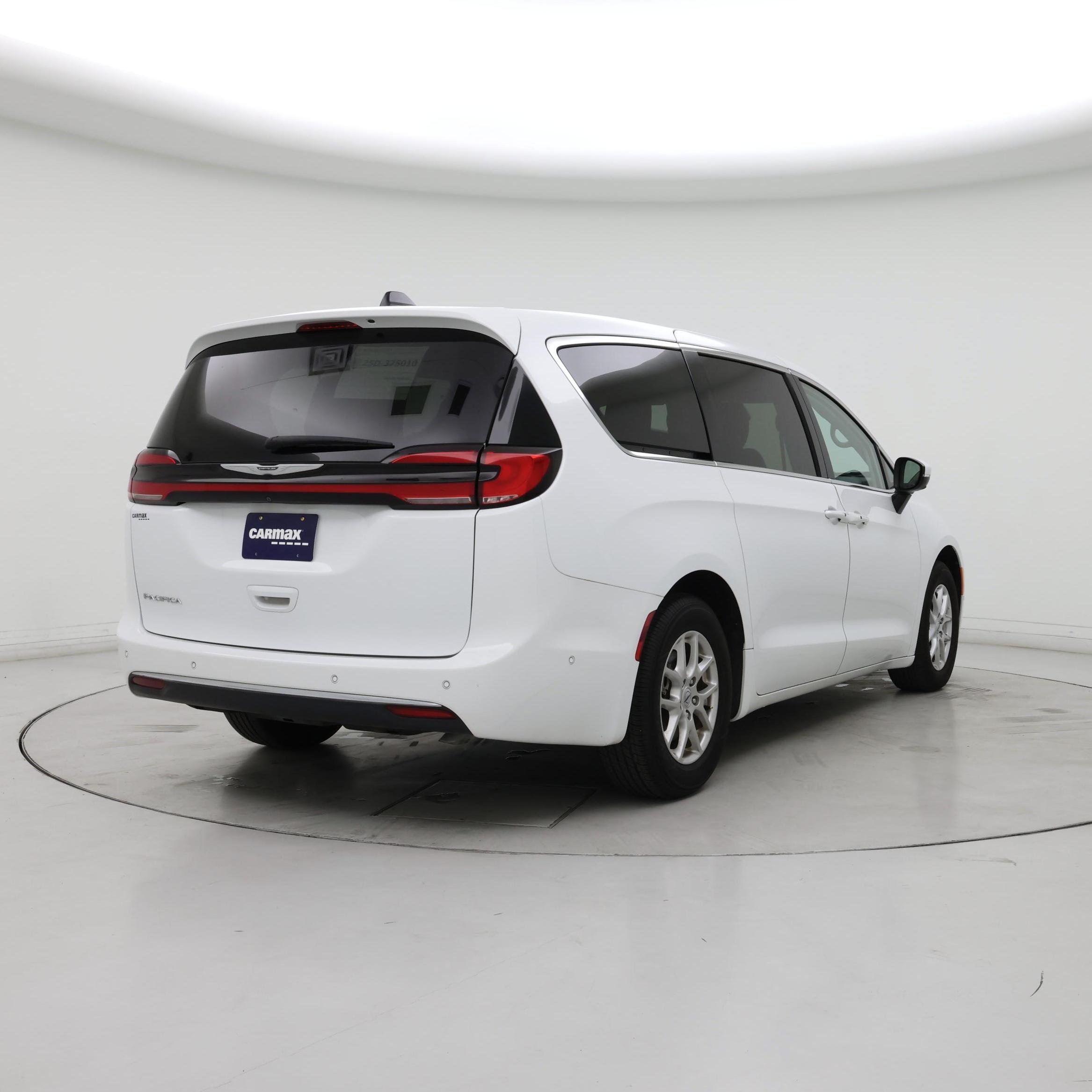 Thumbnail: 2023 Chrysler Pacifica - 8