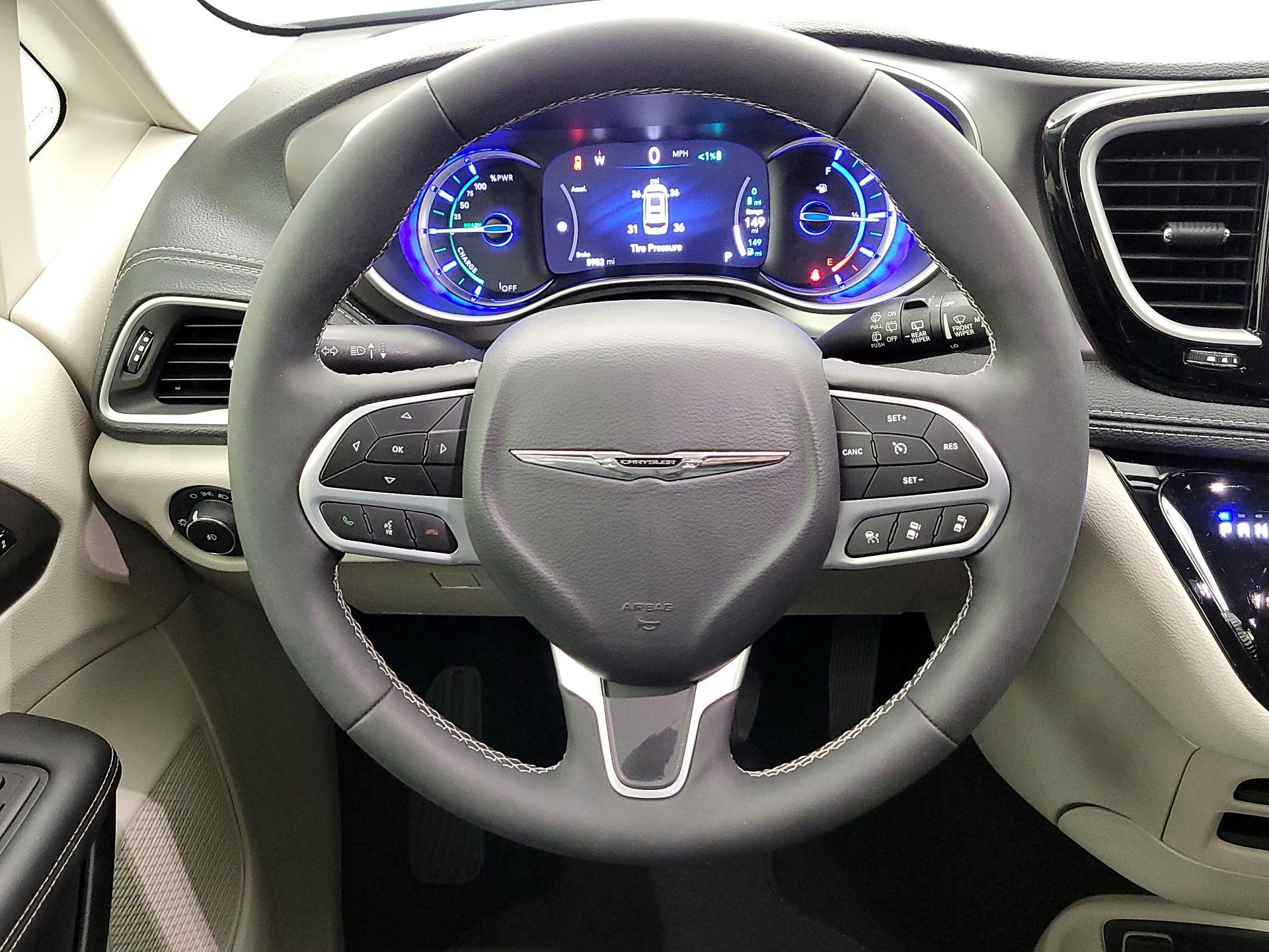 Thumbnail: 2023 Chrysler Pacifica - 10