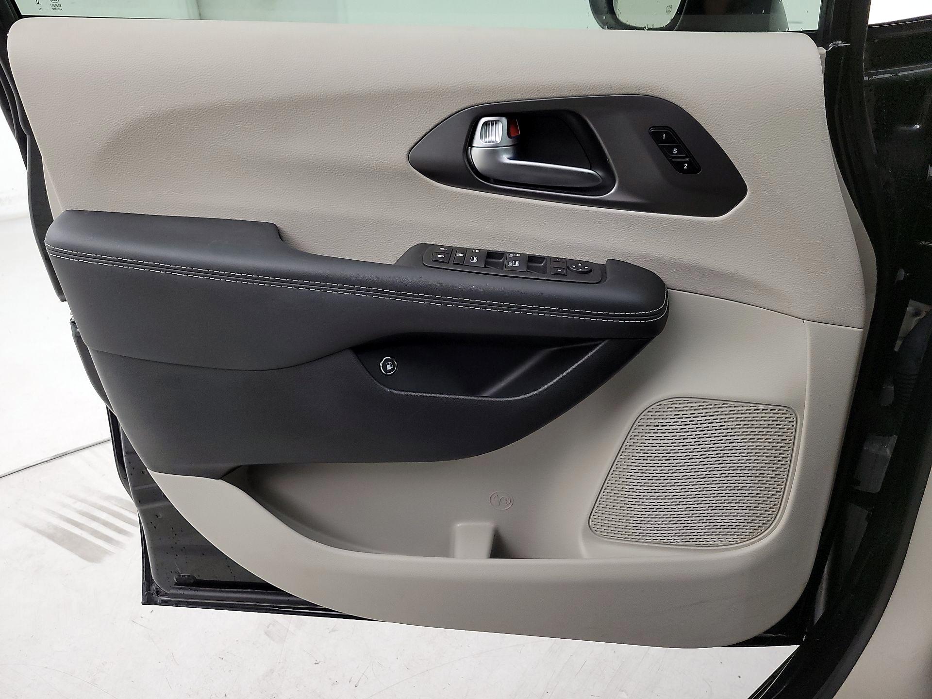 Thumbnail: 2023 Chrysler Pacifica - 12