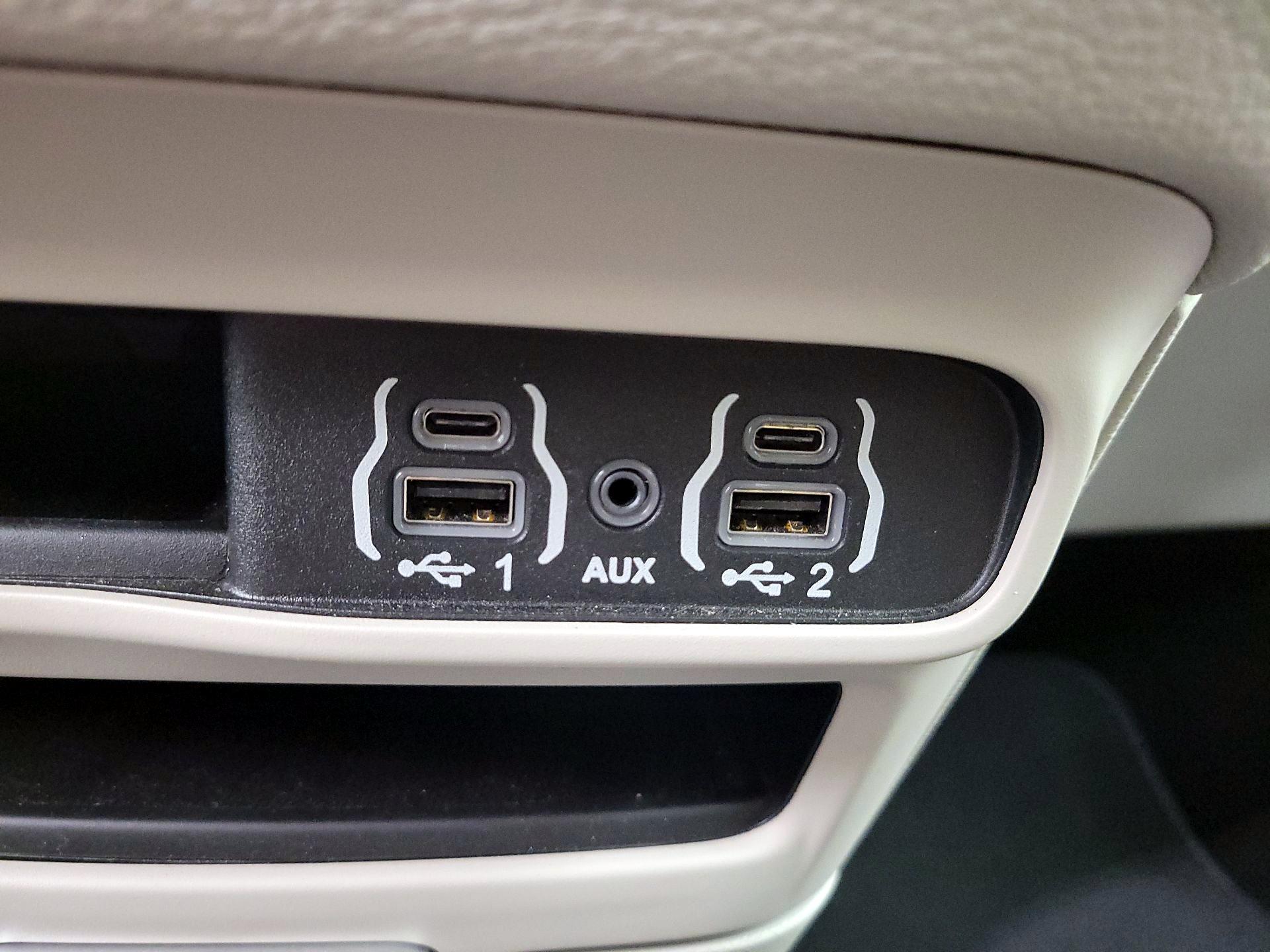 Thumbnail: 2023 Chrysler Pacifica - 18