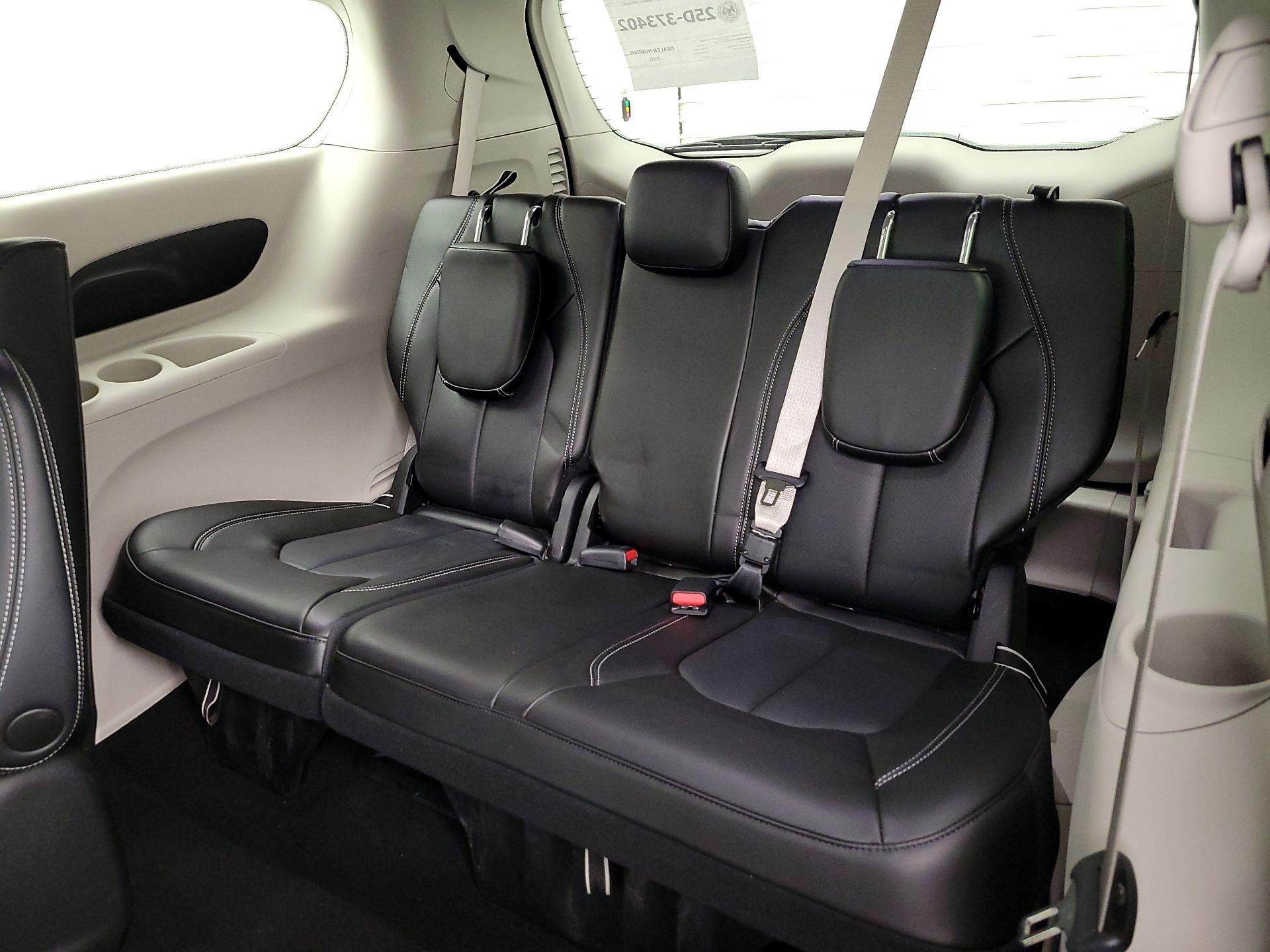 Thumbnail: 2023 Chrysler Pacifica - 20