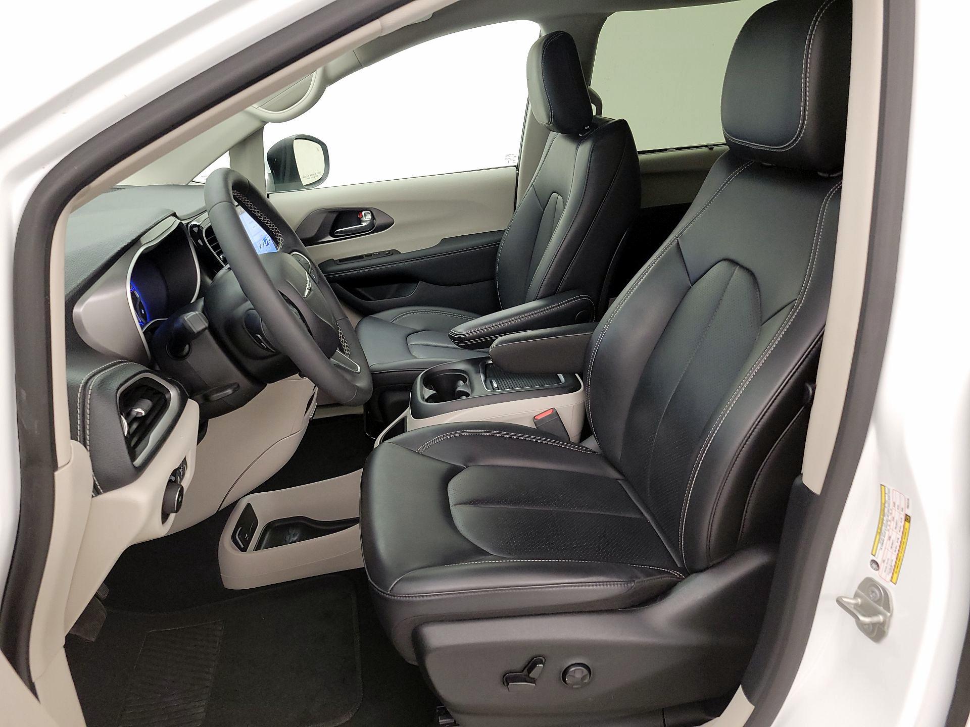 Thumbnail: 2023 Chrysler Pacifica - 11