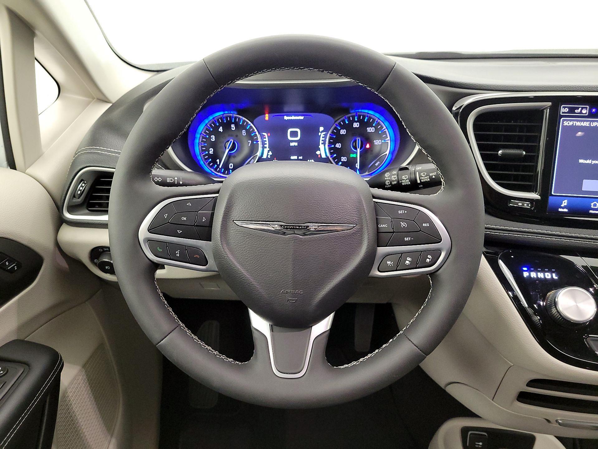 Thumbnail: 2023 Chrysler Pacifica - 10