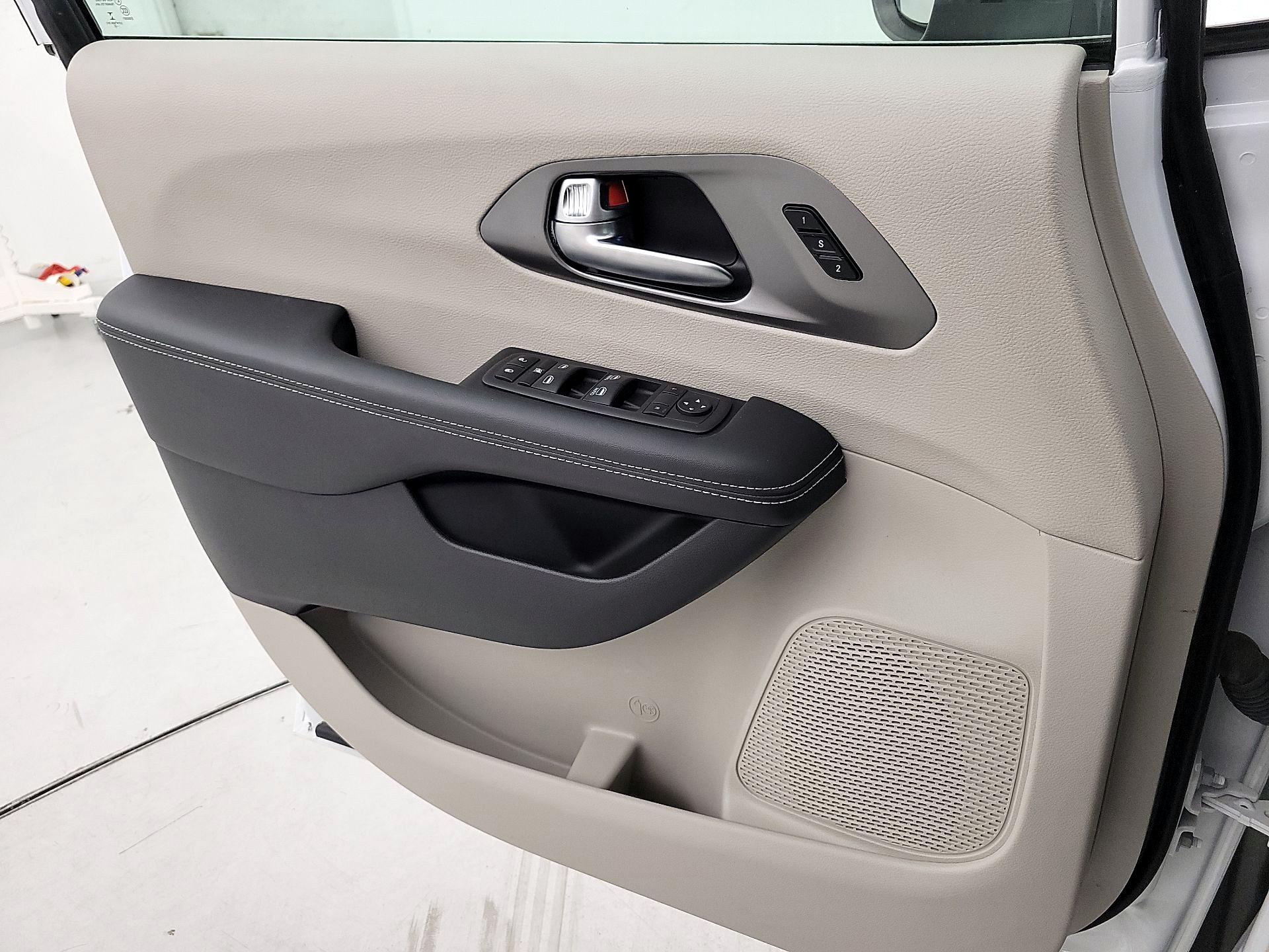 Thumbnail: 2023 Chrysler Pacifica - 12