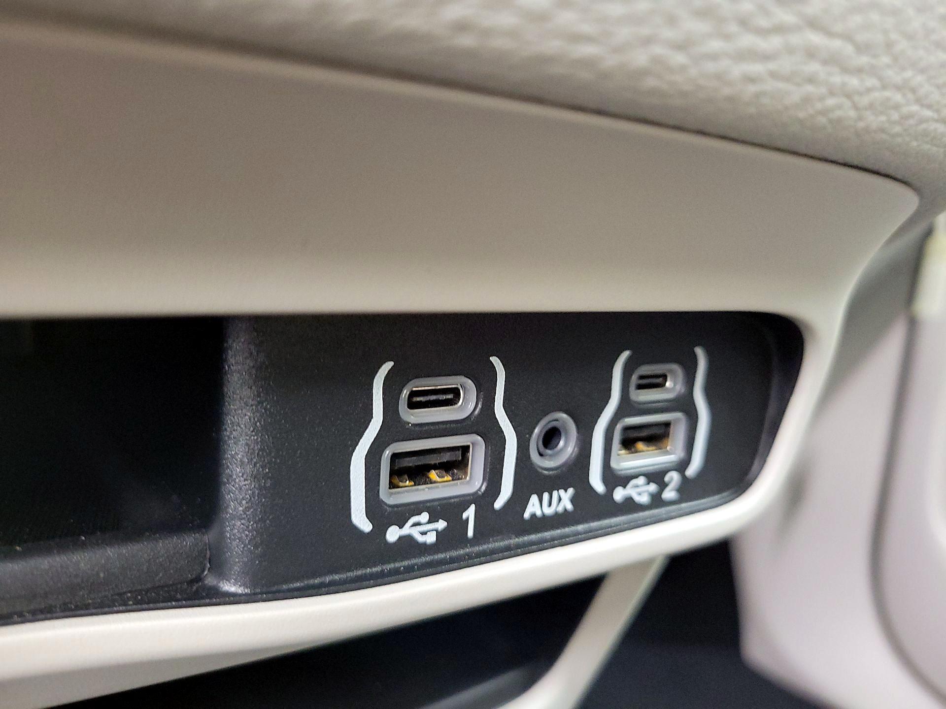 Thumbnail: 2023 Chrysler Pacifica - 18